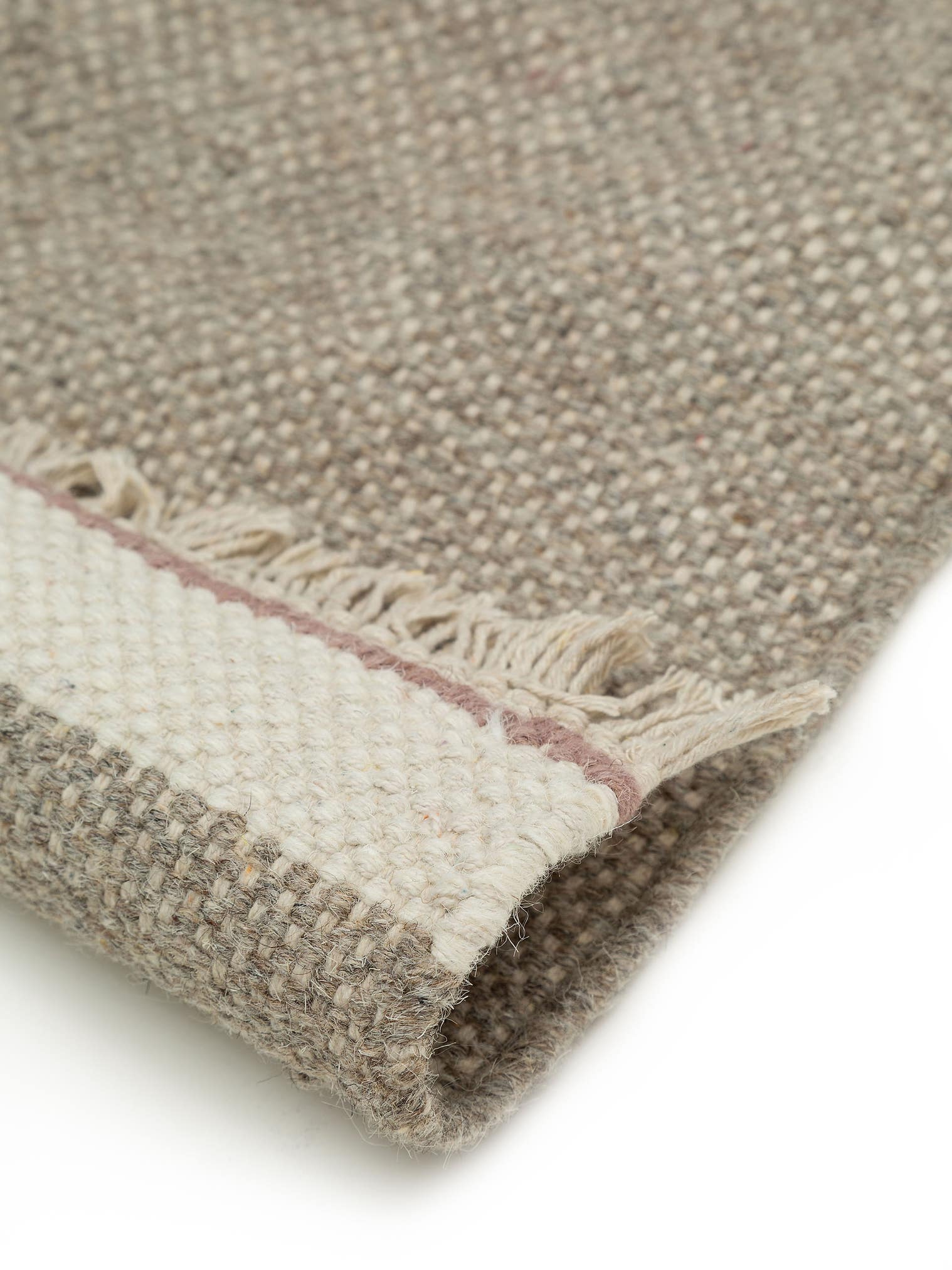 Teppich aus 60% Wolle, 40% Baumwolle in Grau mit bis 5 mm hohem Flor von benuta Pop