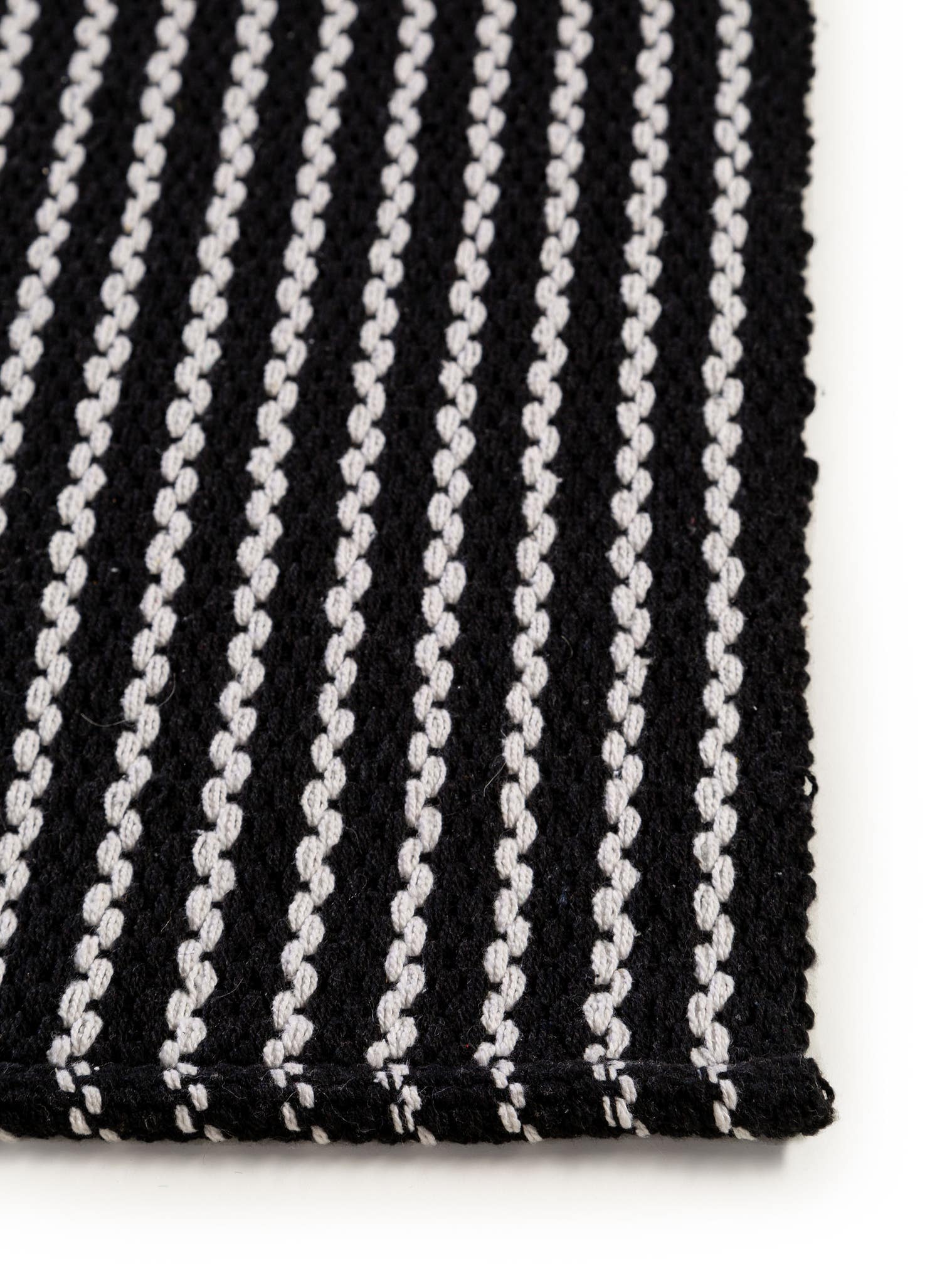 Rug made of 100% Cotton in Black/White with a 1- 5 mm high pile by benuta Nest