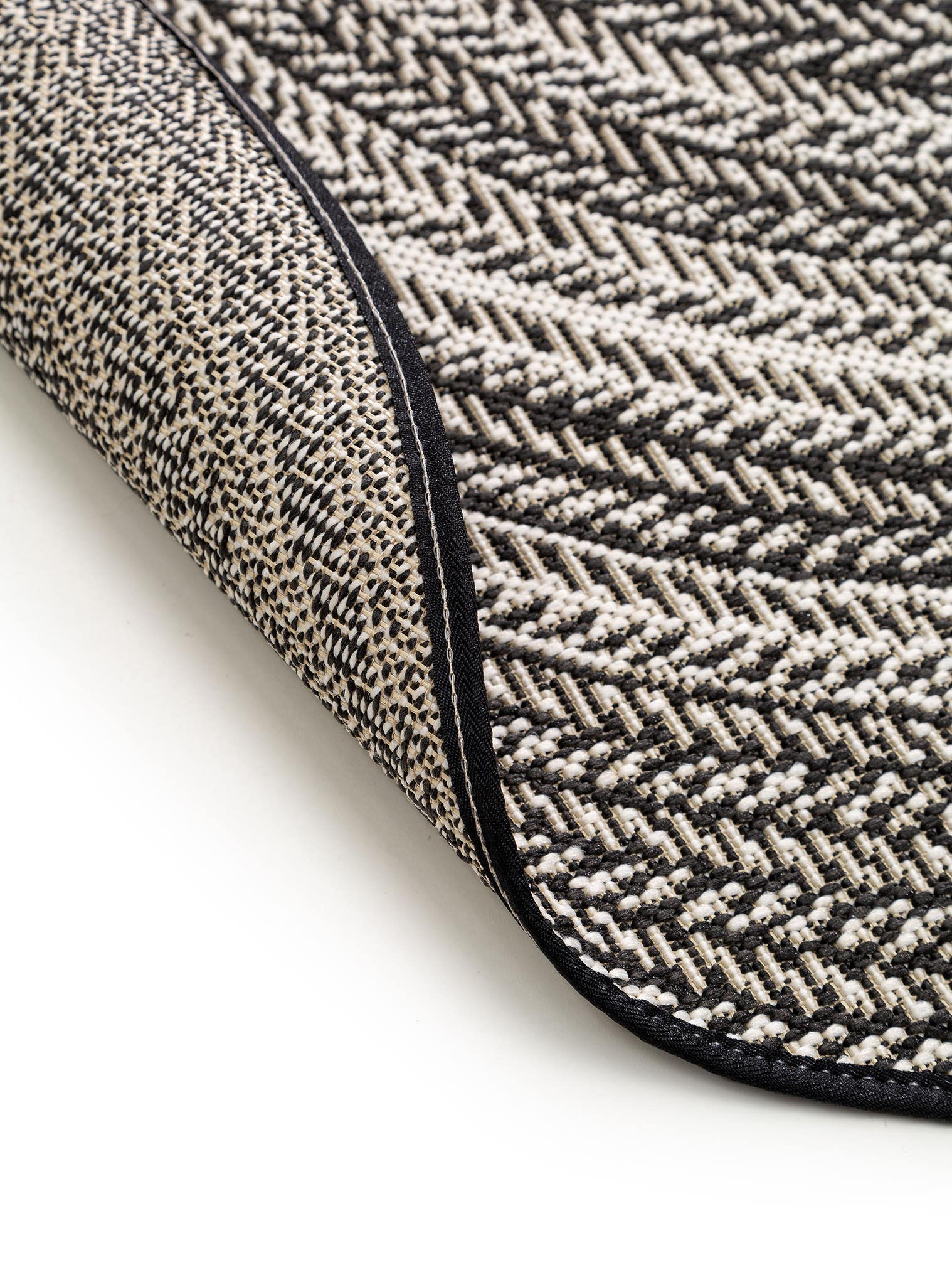 Teppich aus 100% Polypropylen in Schwarz/Weiß mit bis 5 mm hohem Flor von benuta Nest