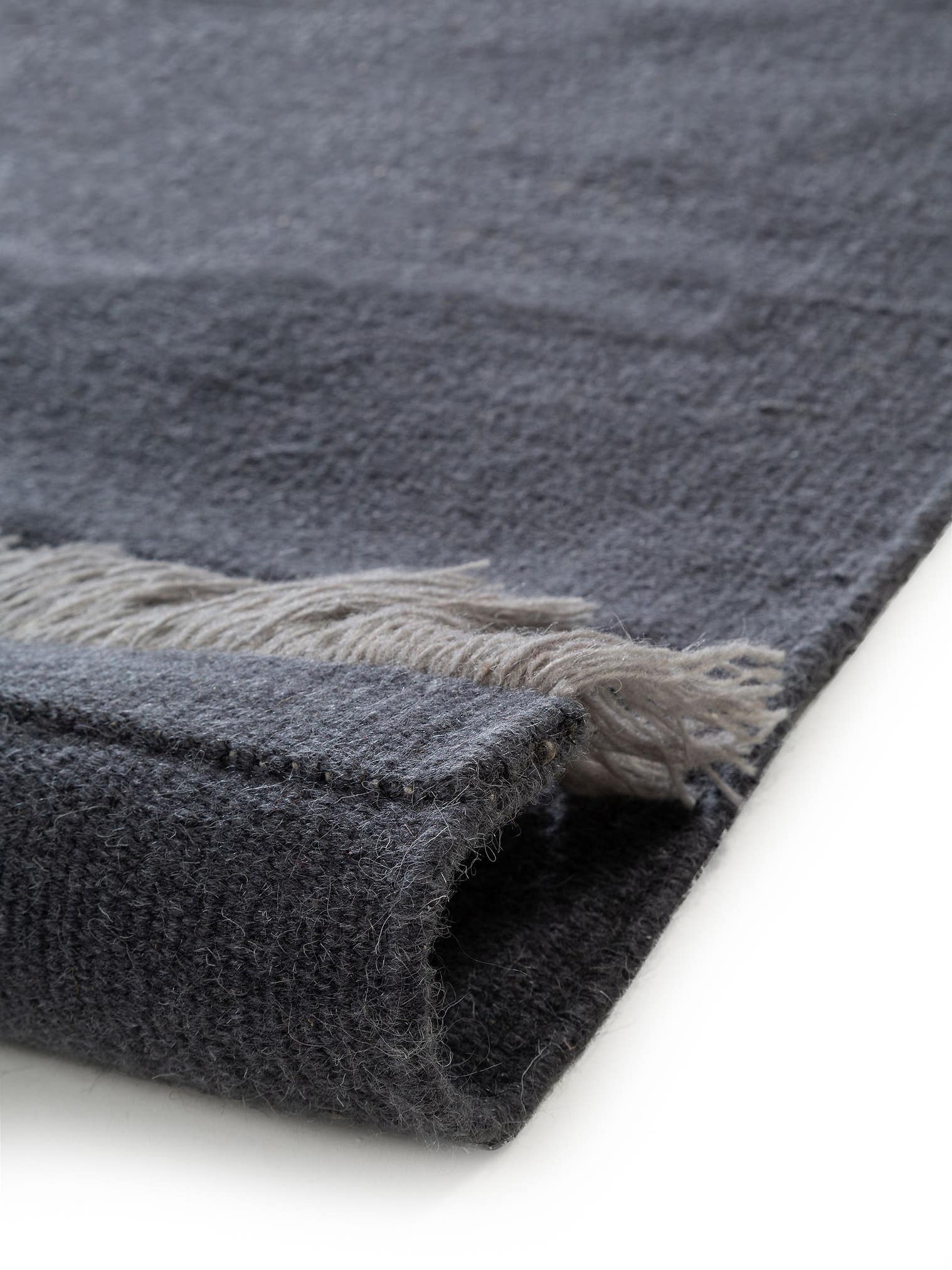 Teppich aus 100% Wolle in Grau mit bis 5 mm hohem Flor von benuta Pop