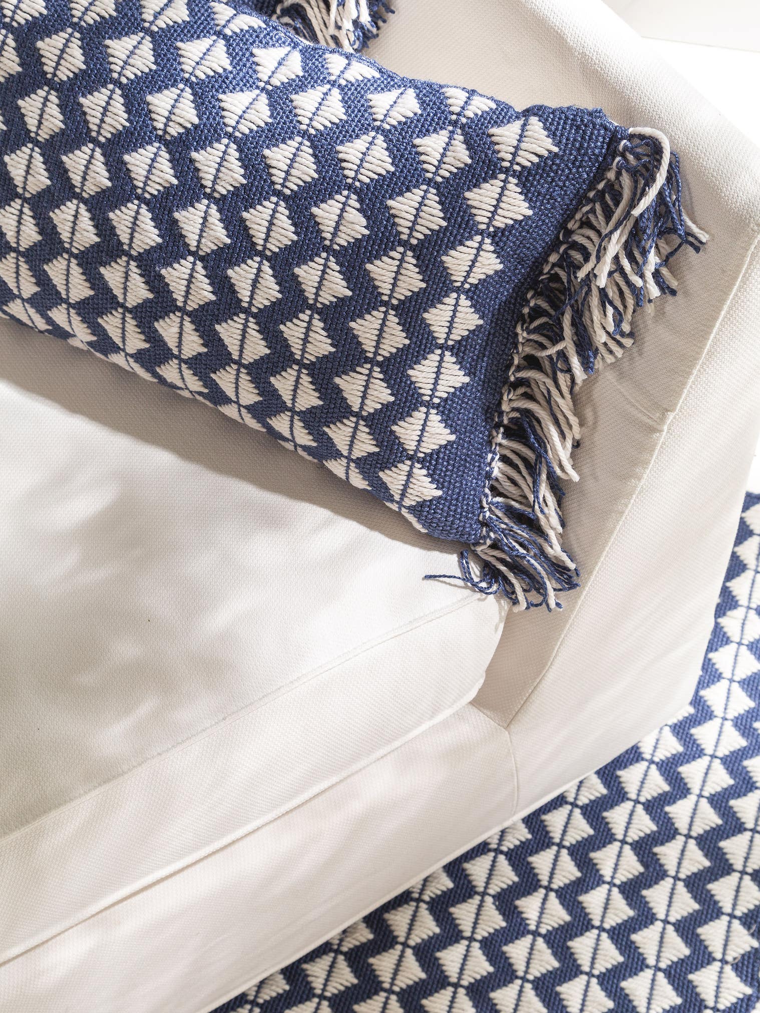 Coussin d'intérieur et d'extérieur Morty Bleu foncé en motif Géométrique en 100% Polyester de benuta Pure