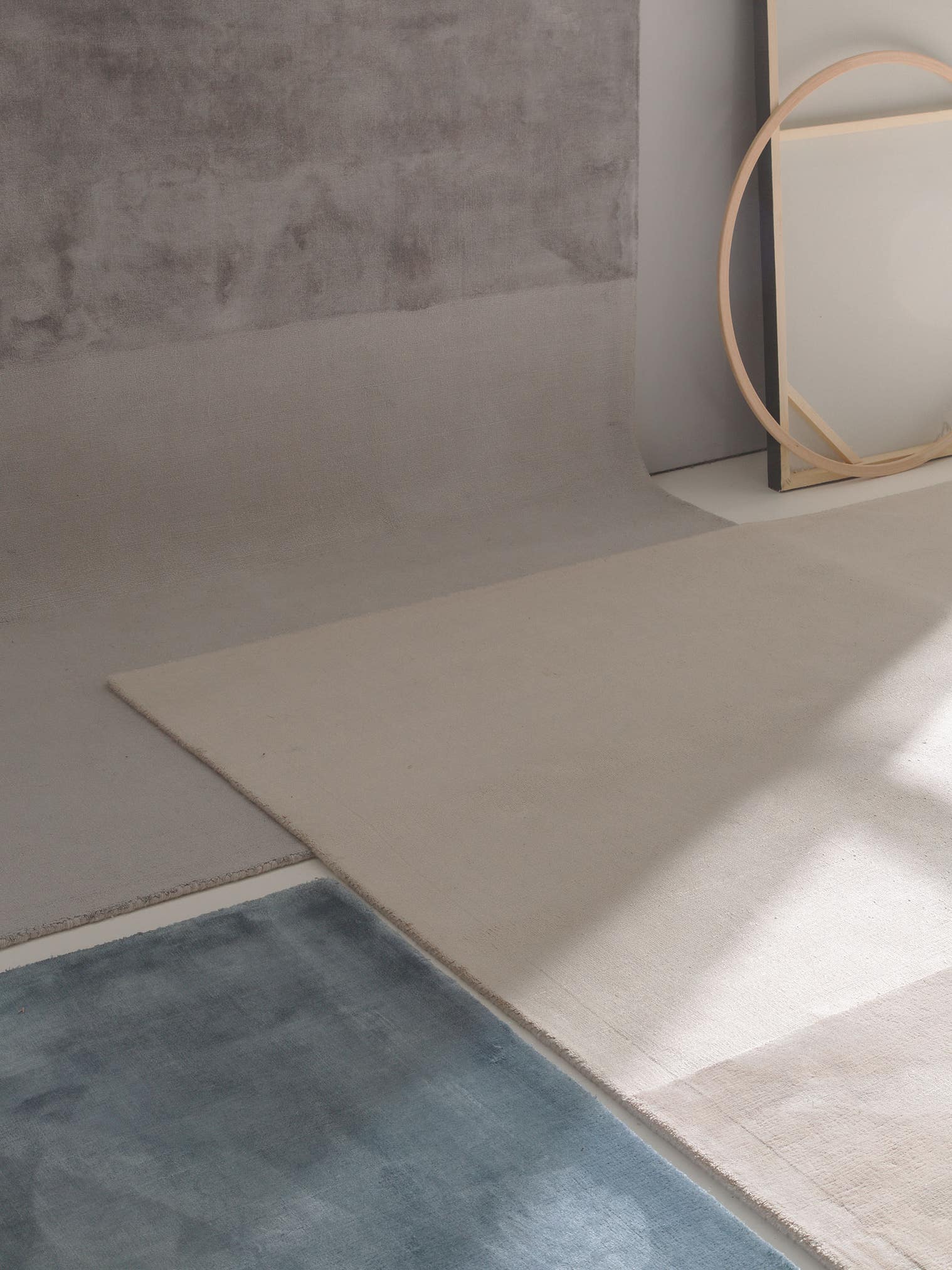 Teppich aus 100% Viskose in Beige mit 6 bis 10 mm hohem Flor von benuta