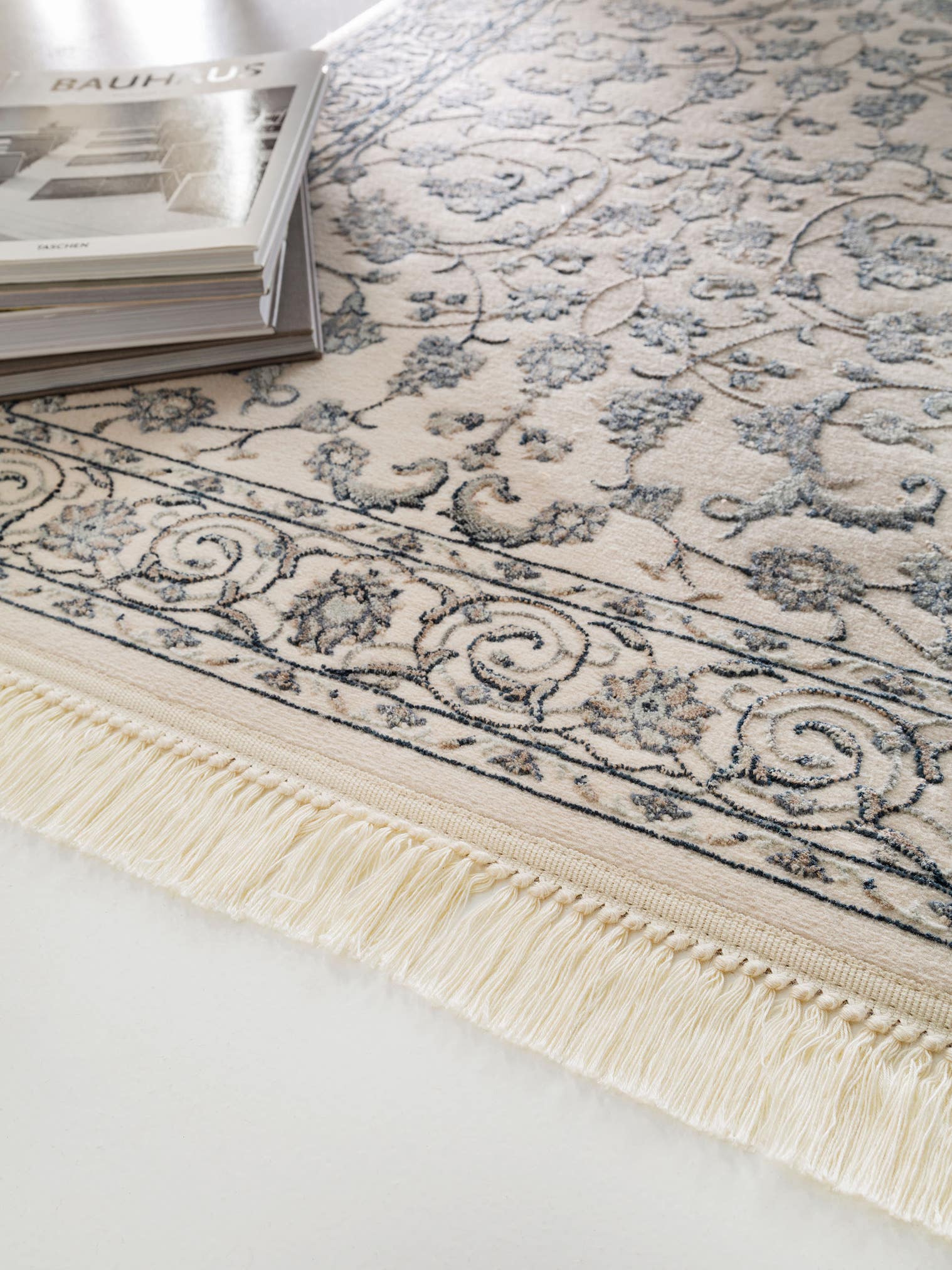 Teppich aus 55% Viskose/ 45% Polyester in Beige mit 6 bis 10 mm hohem Flor von benuta Nest