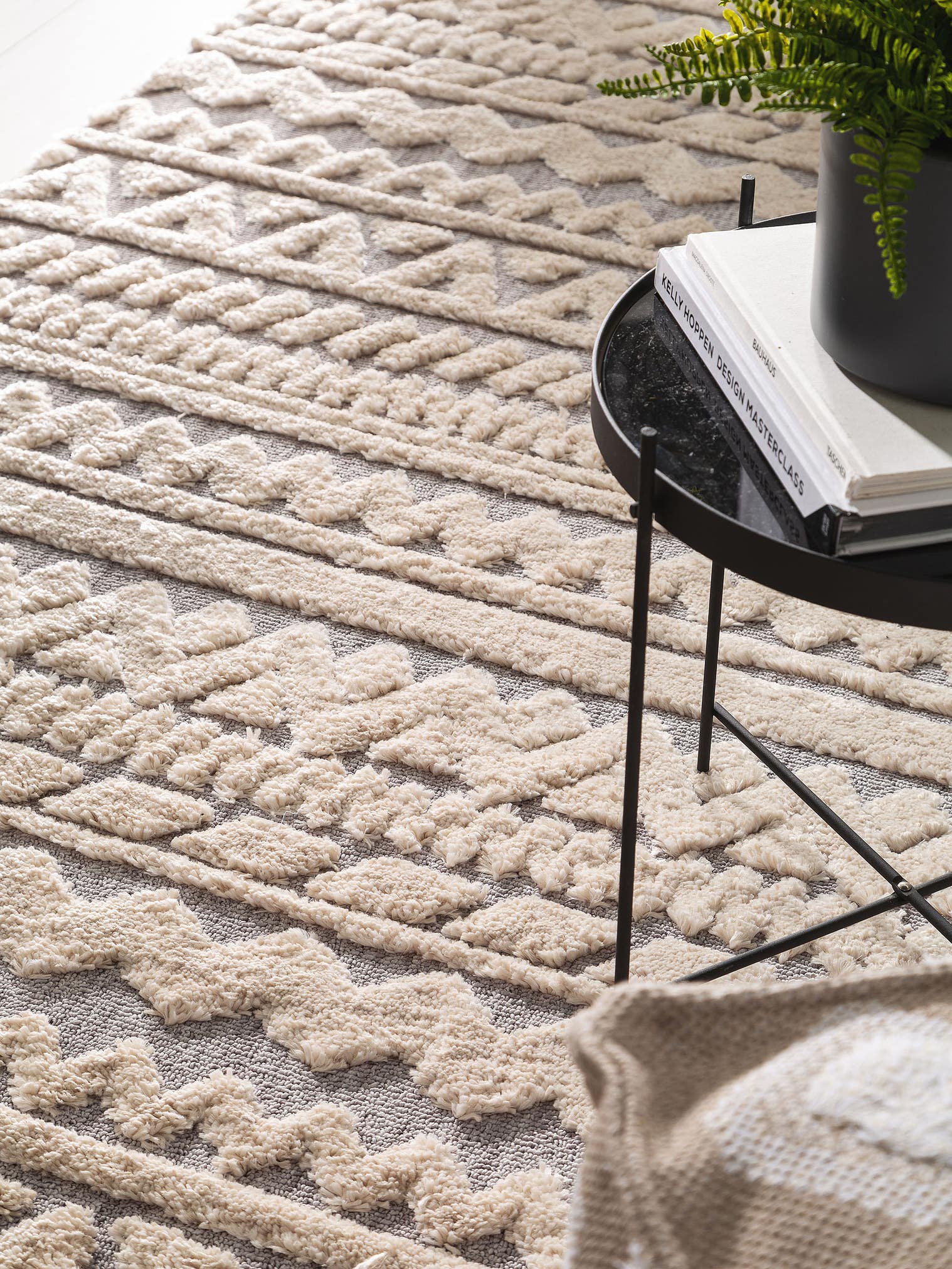 Teppich aus 100% Polyester in Grau mit 11 bis 20 mm hohem Flor von benuta