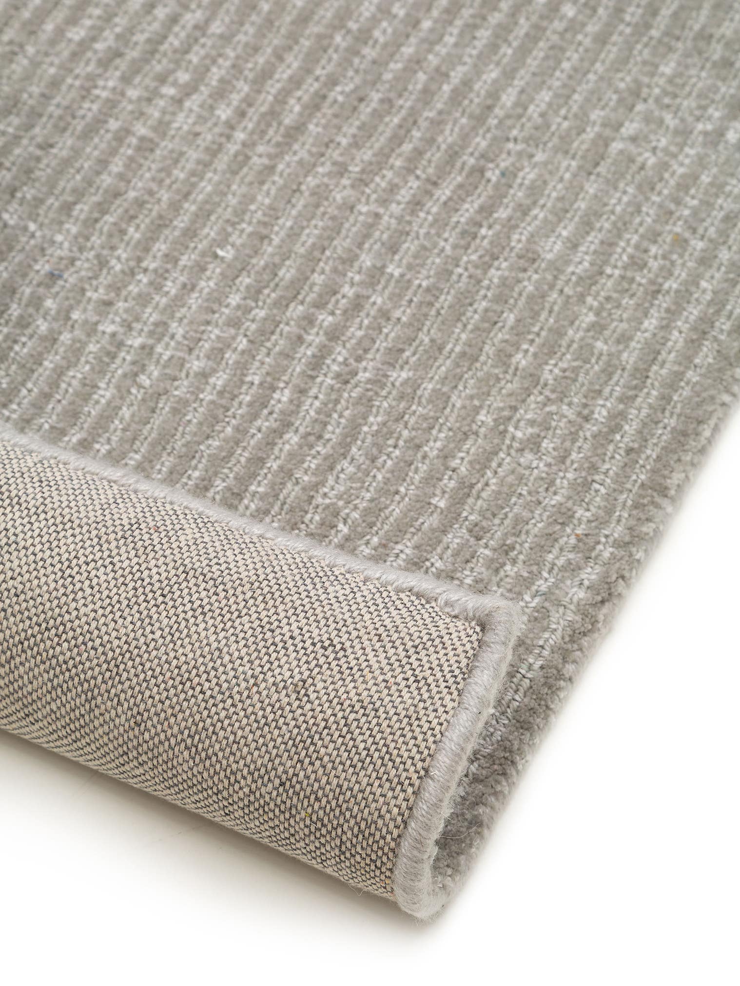 Teppich aus 55% Viskose, 45% Wolle in Grau mit 6 bis 10 mm hohem Flor von benuta Pure