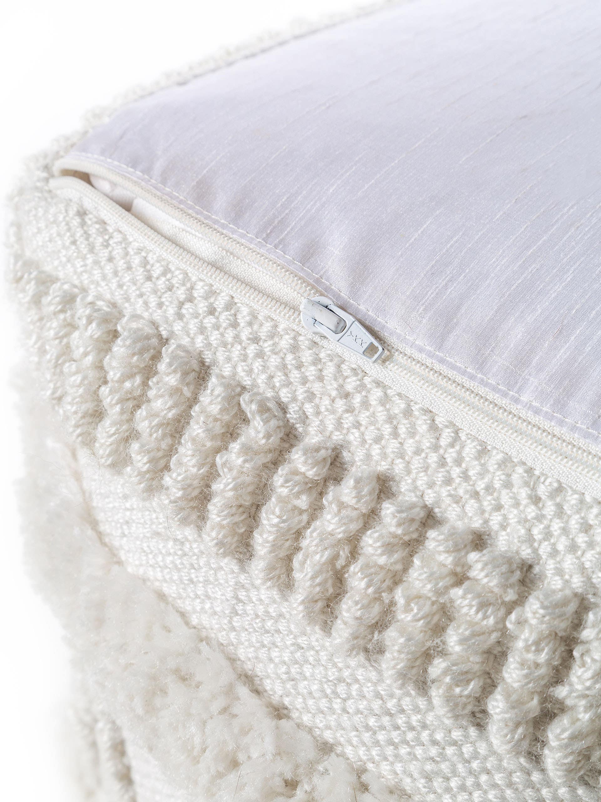 Inom-/utomhus pouf Toni Ivory med Berber-design i 100% Polyester från benuta Pure