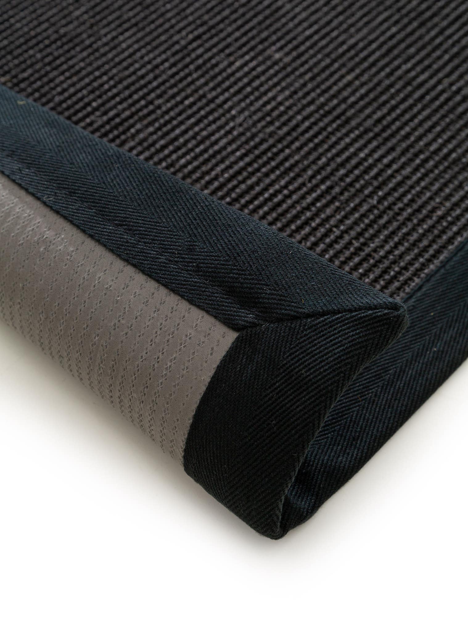 Tappeto di 100% Sisal in Nero con pelo alto 1- 5 mm da benuta Nest