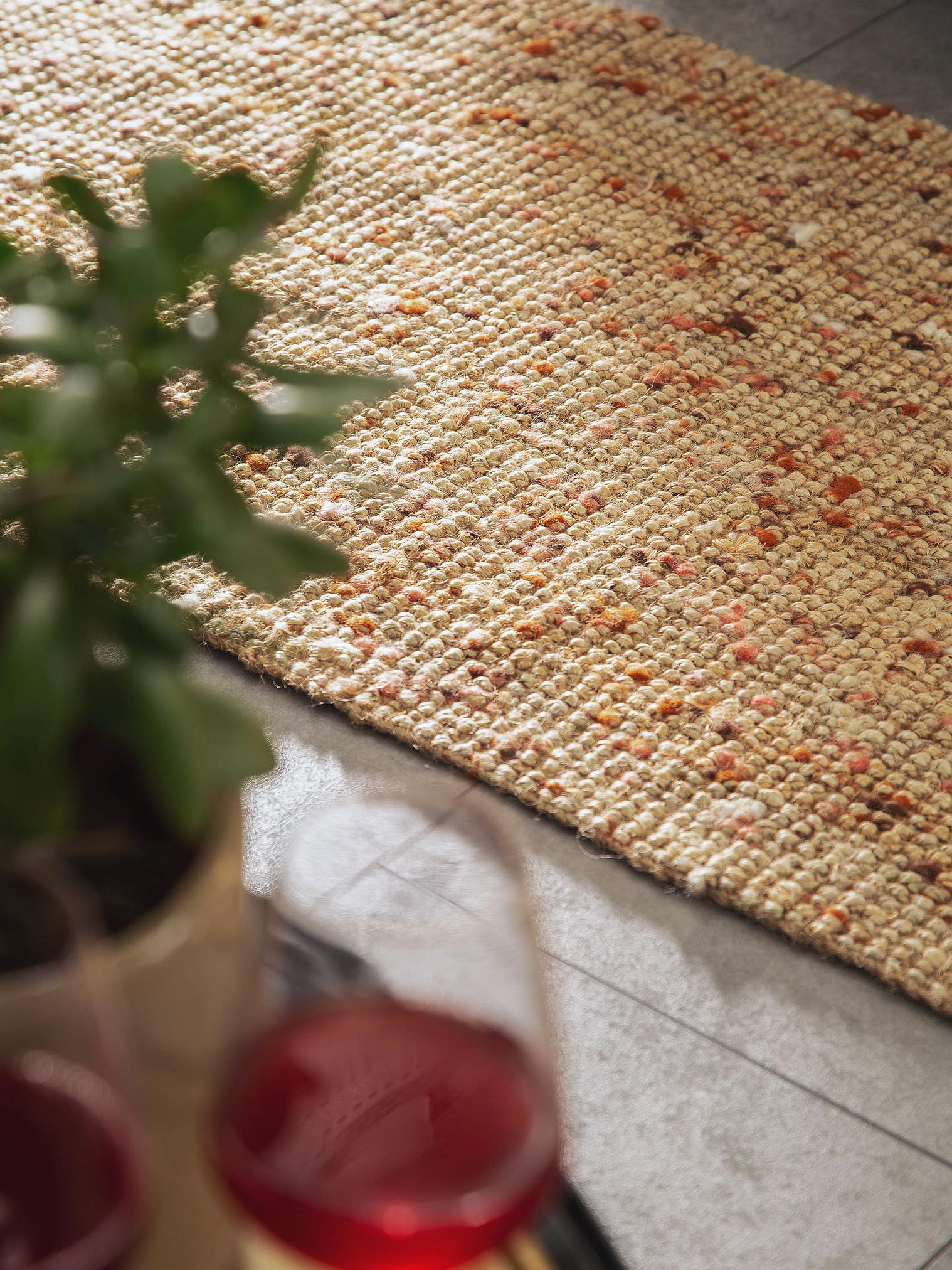 Teppich aus 85% Jute, 15% Wolle in Rot mit bis 5 mm hohem Flor von benuta Pure