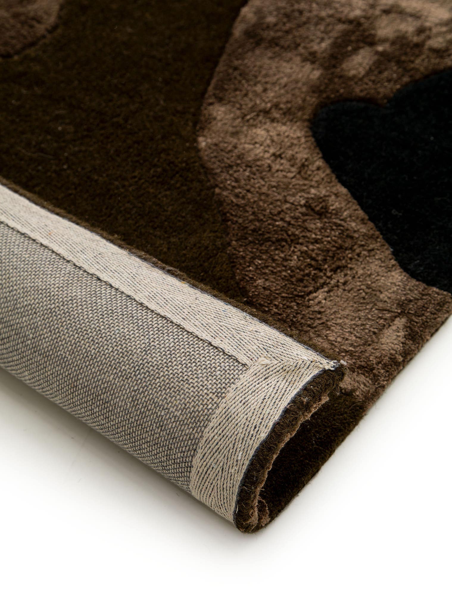 Teppich aus 50% Wolle, 50% Viskose in Grün mit 6 bis 10 mm hohem Flor von benuta