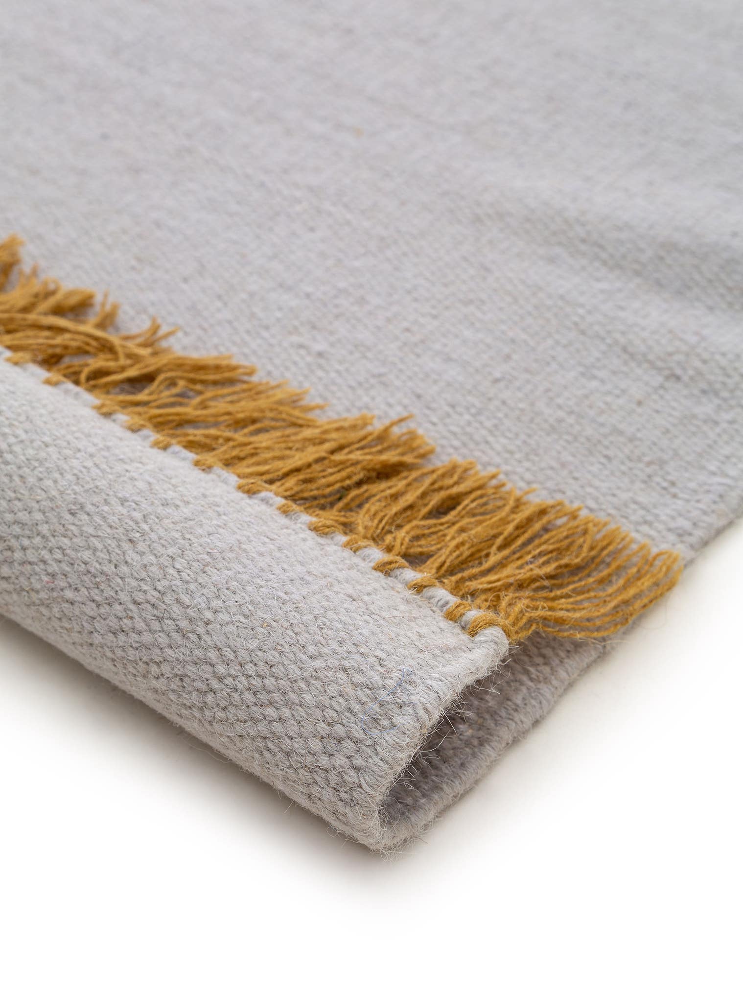 Teppich aus 90% Wolle, 10% Baumwolle in Grau mit bis 5 mm hohem Flor von benuta Pop
