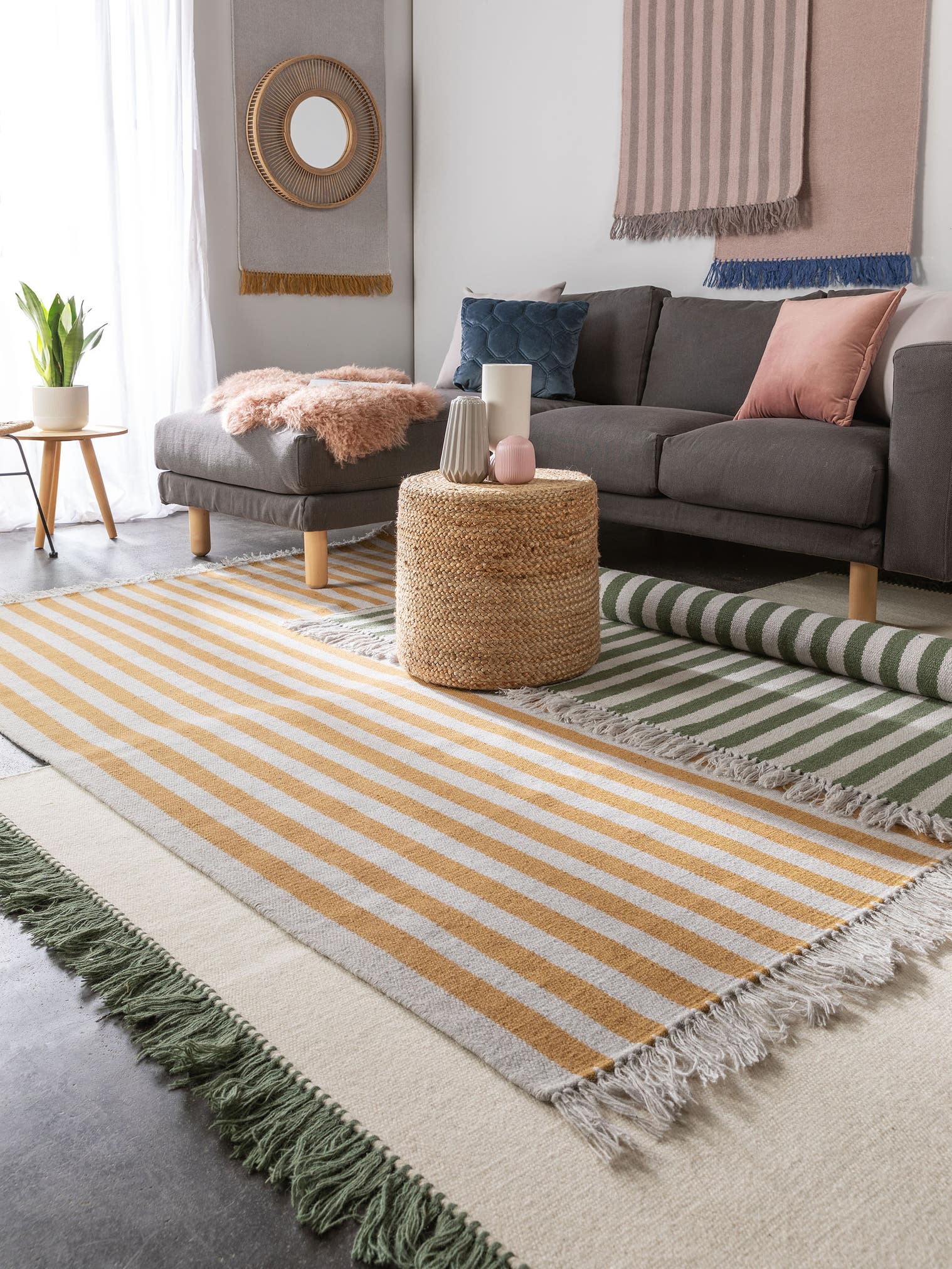 Teppich aus 90% Wolle, 10% Baumwolle in Grau mit bis 5 mm hohem Flor von benuta Pop