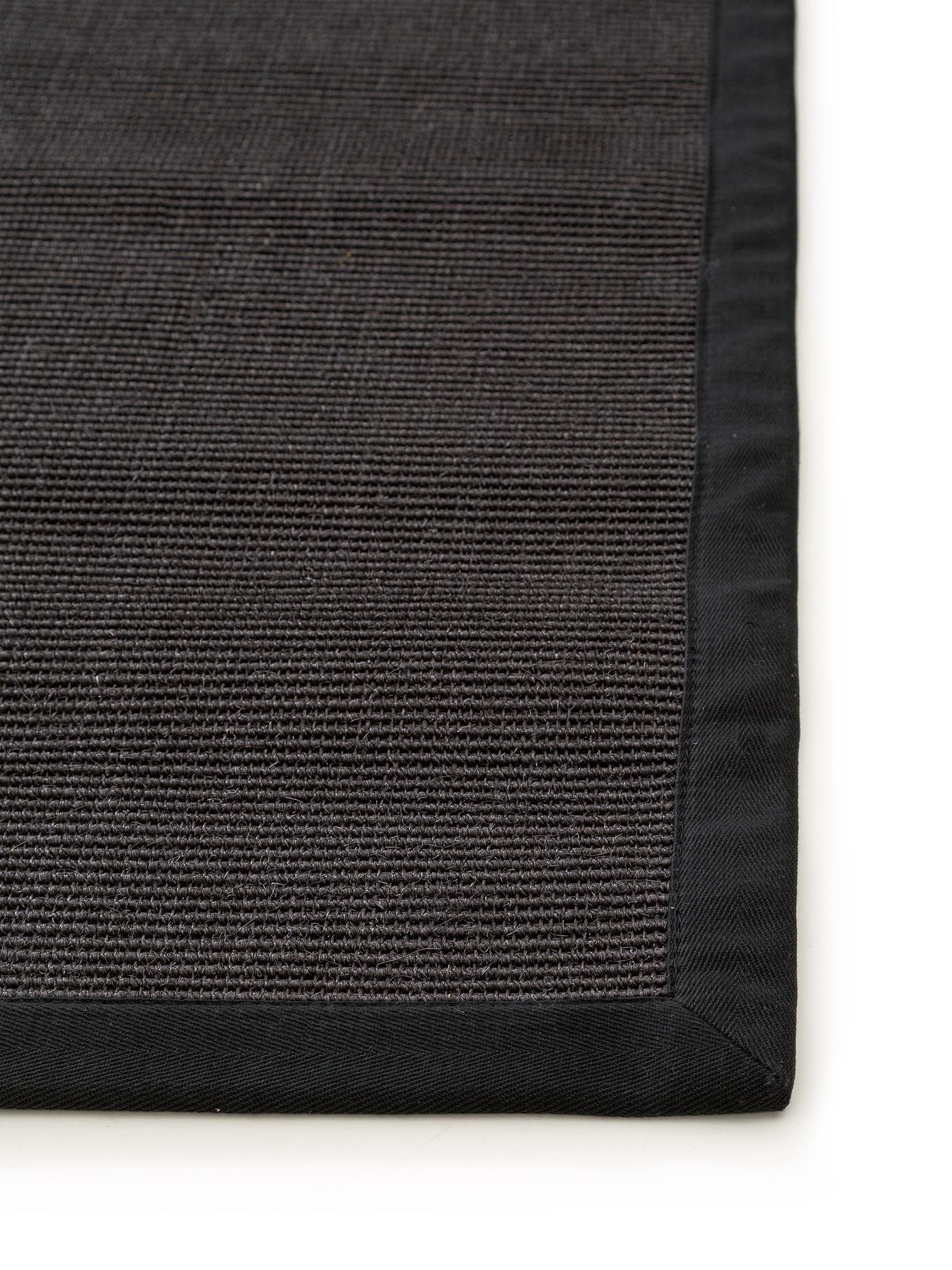 Tapis en 100% Sisal en Noir avec une pile de 1- 5 mm de hauteur de benuta Nest