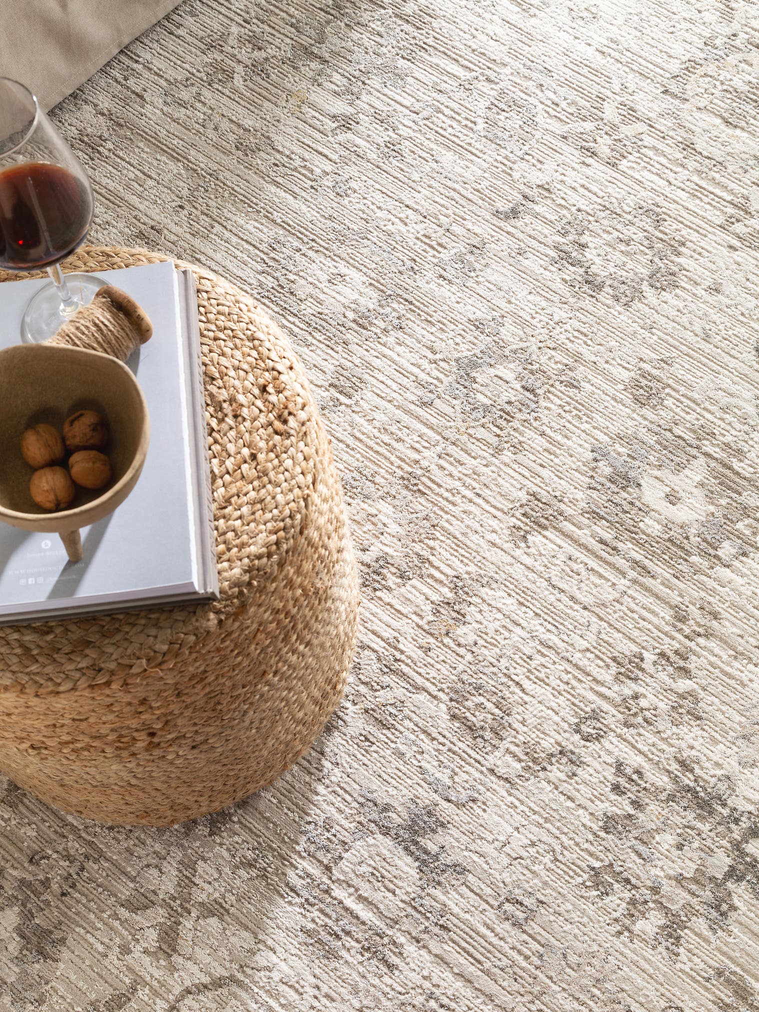 Teppich aus 65% Viskose, 35% Polyester in Grau mit 6 bis 10 mm hohem Flor von benuta