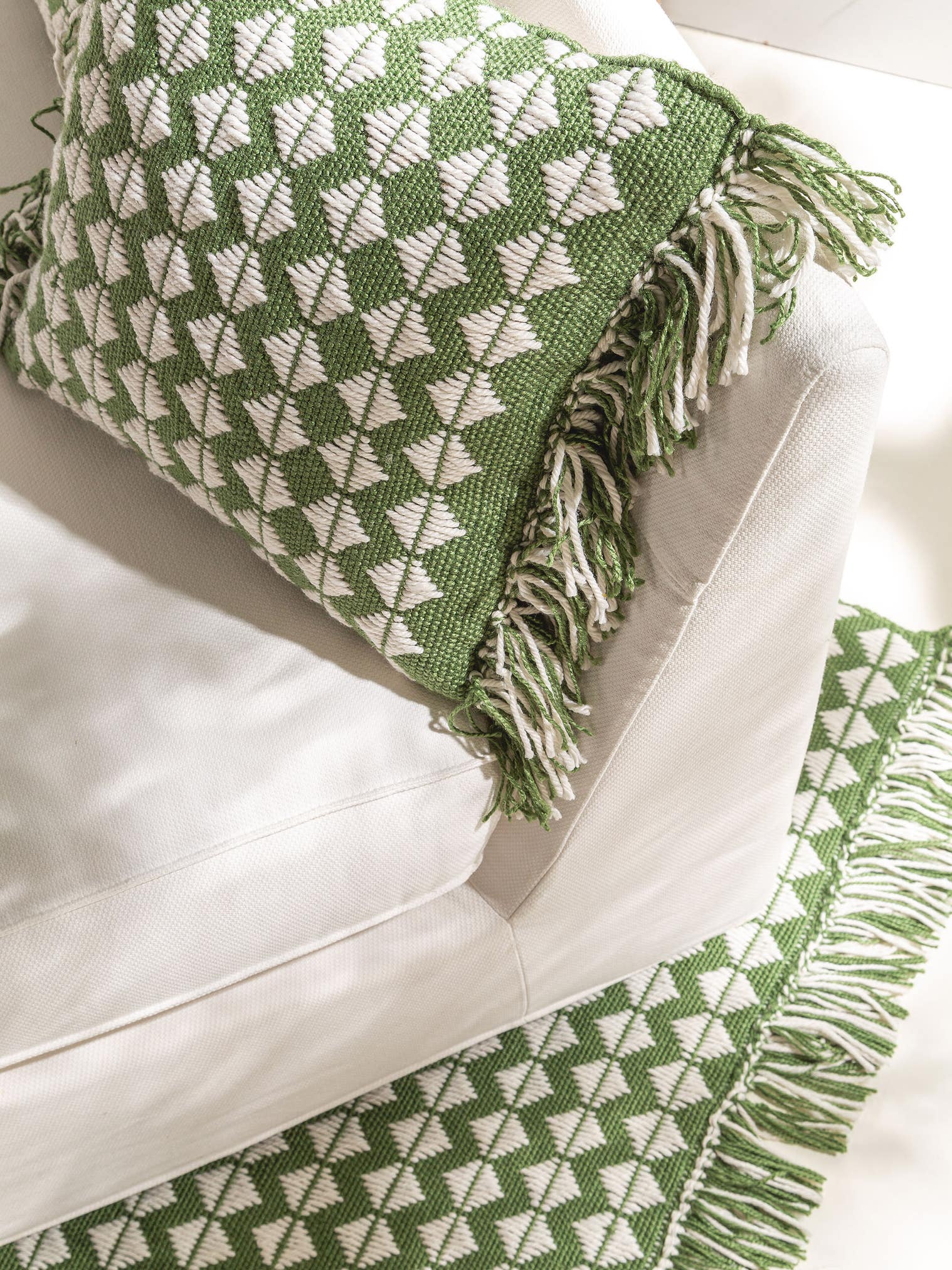 In- & Outdoor cushion Morty Green in Geometric design made of 100% Polyester (recycled PET) by benuta Pure
