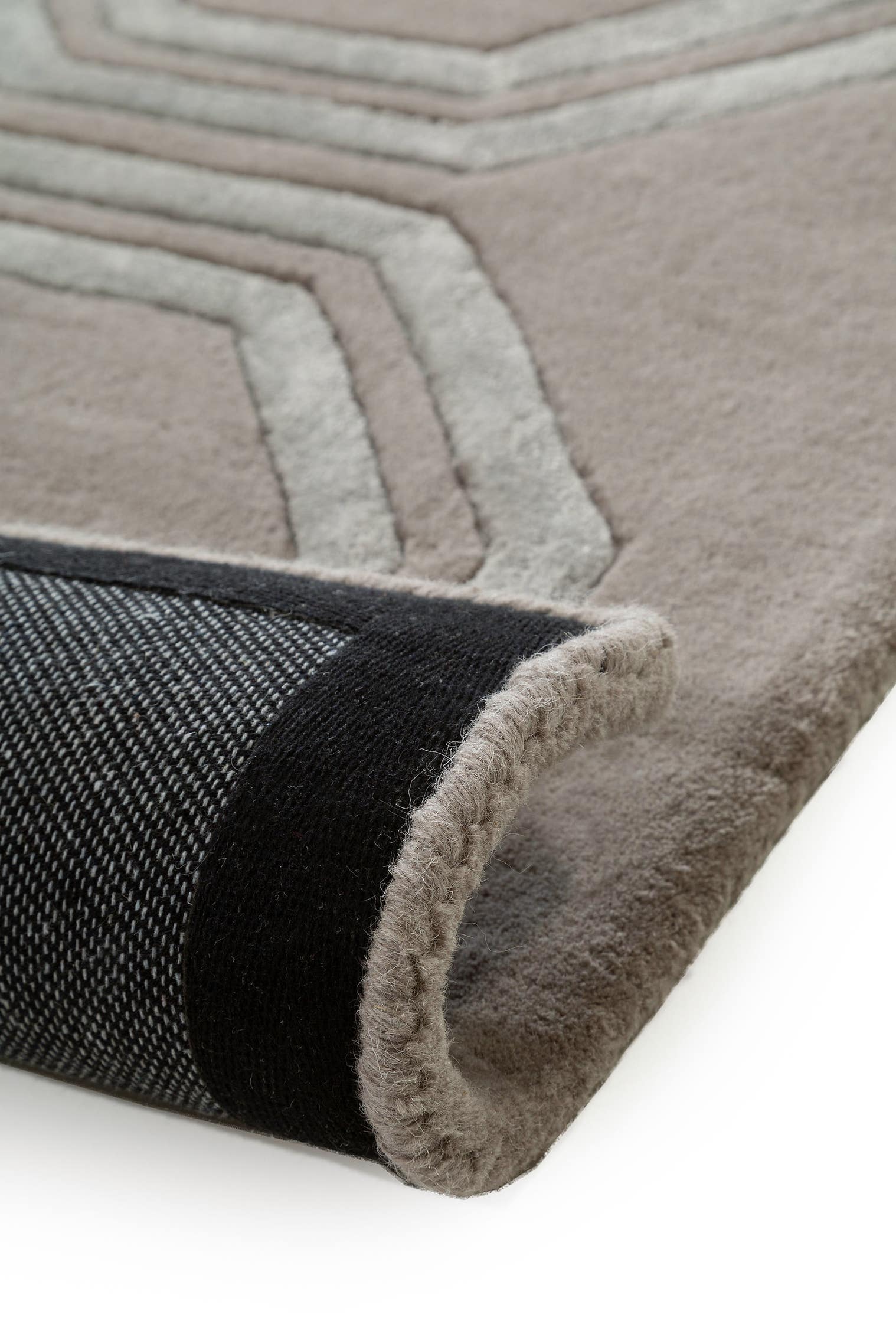 Teppich aus 70% Wolle, 30% Viskose in Grau mit 11 bis 20 mm hohem Flor von benuta Finest