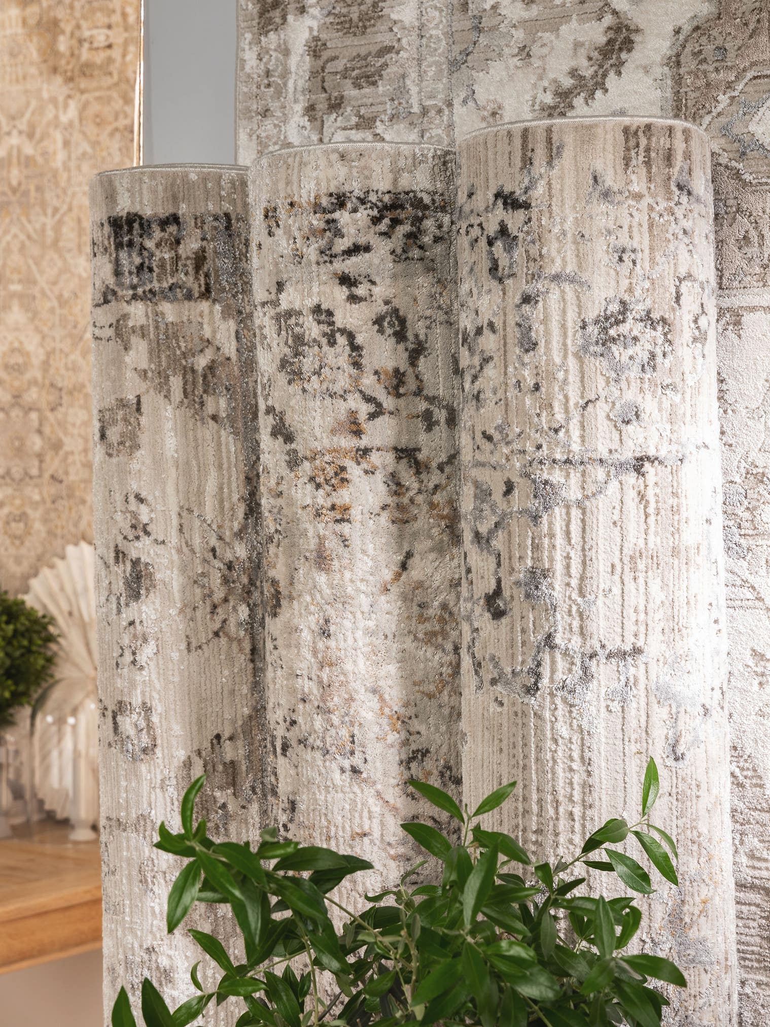 Teppich aus 65% Viskose, 35% Polyester in Grau mit 6 bis 10 mm hohem Flor von benuta Nest