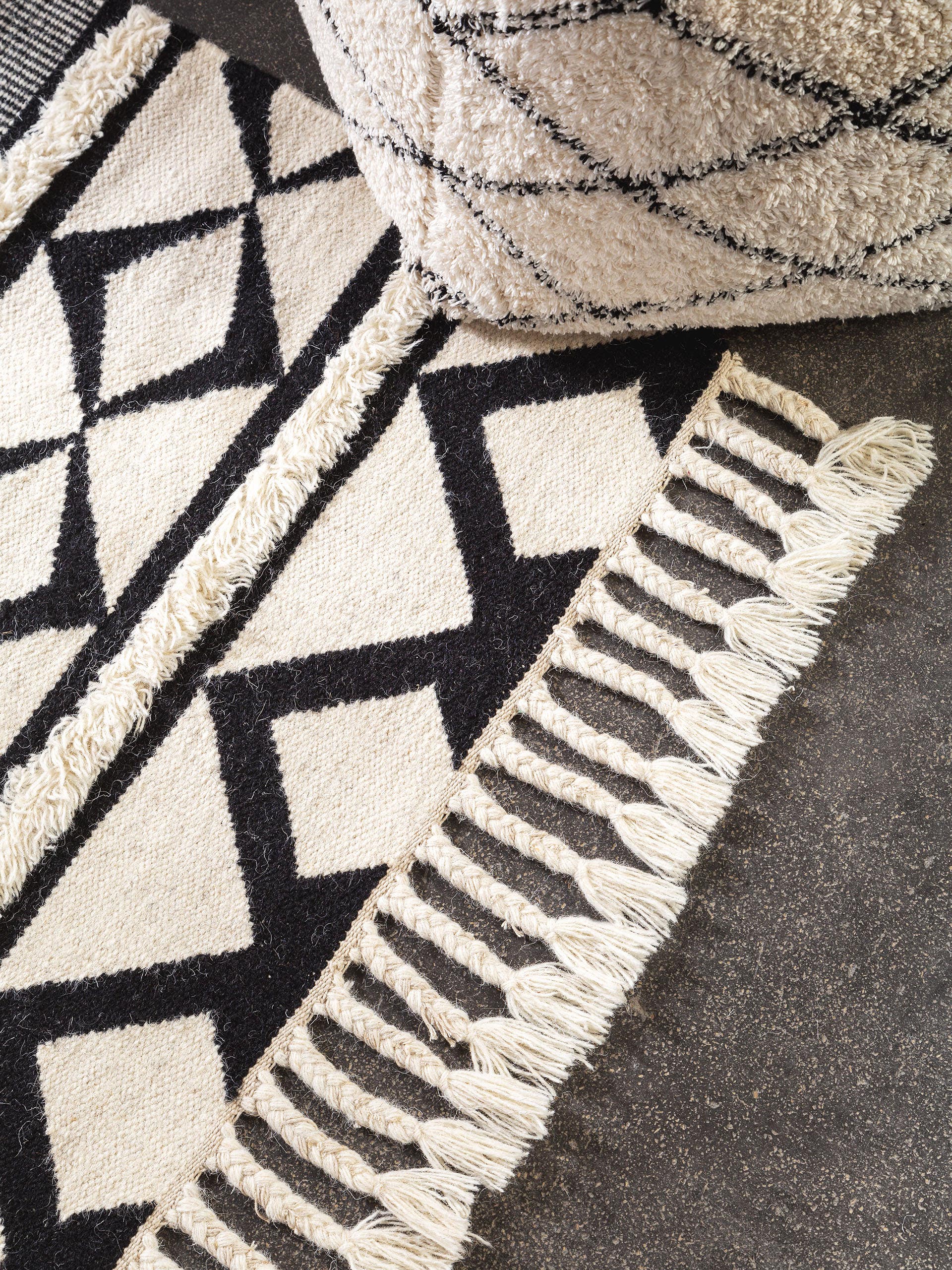Rug made of 80% wool, 20% cotton in Black/White with a 6 - 10 mm high pile by benuta Pure