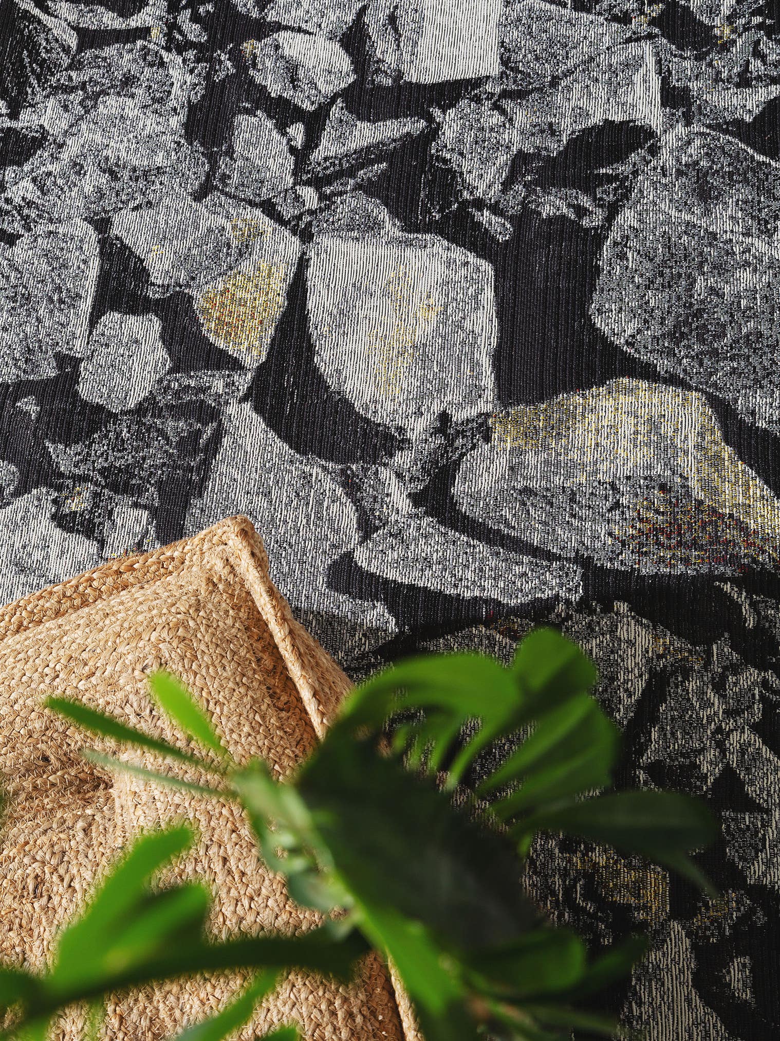 Teppich aus 76% Polypropylen, 24% Polyester in Grau mit bis 5 mm hohem Flor von benuta