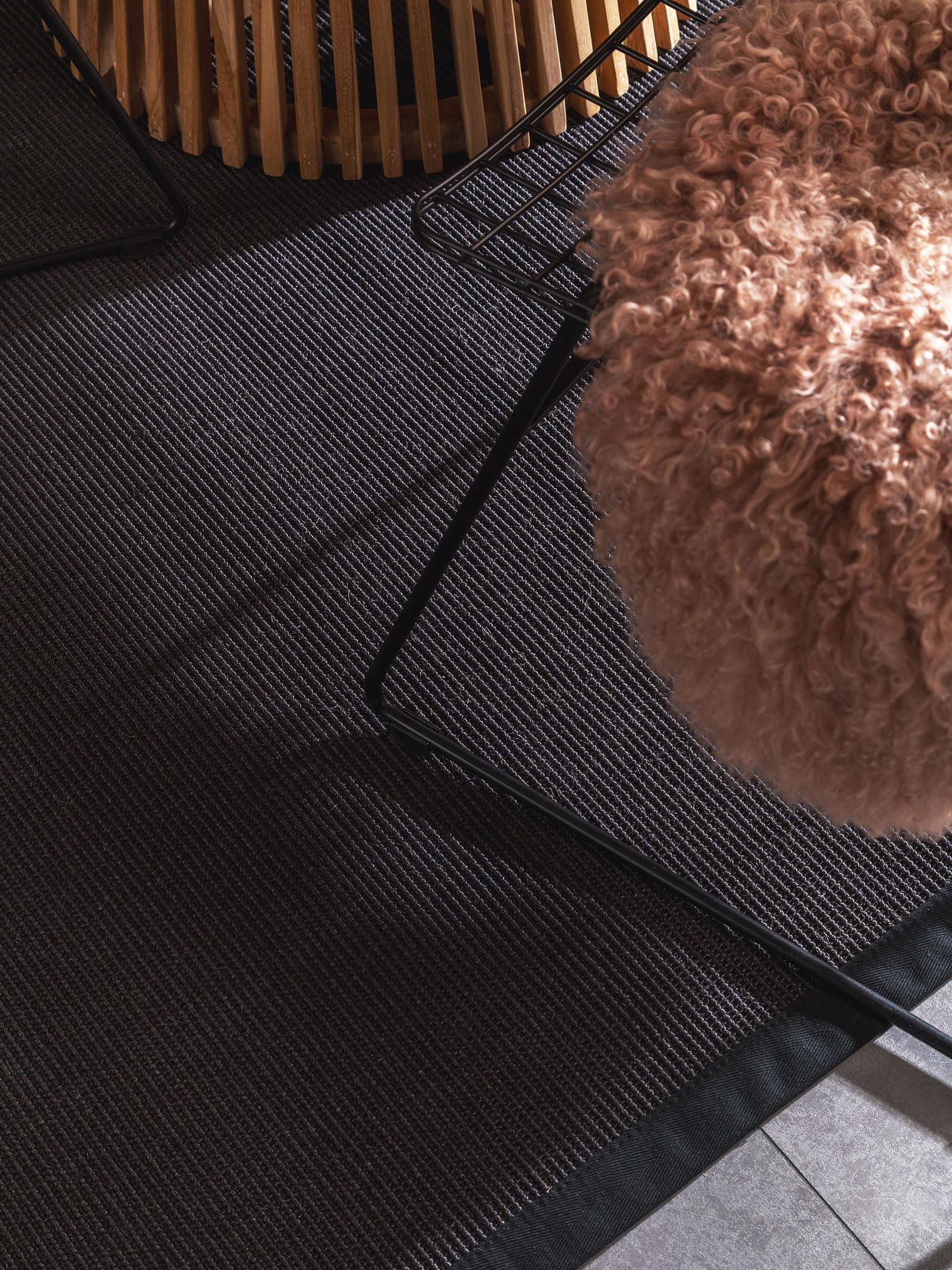 Tapis en 100% Sisal en Noir avec une pile de 1- 5 mm de hauteur de benuta Nest