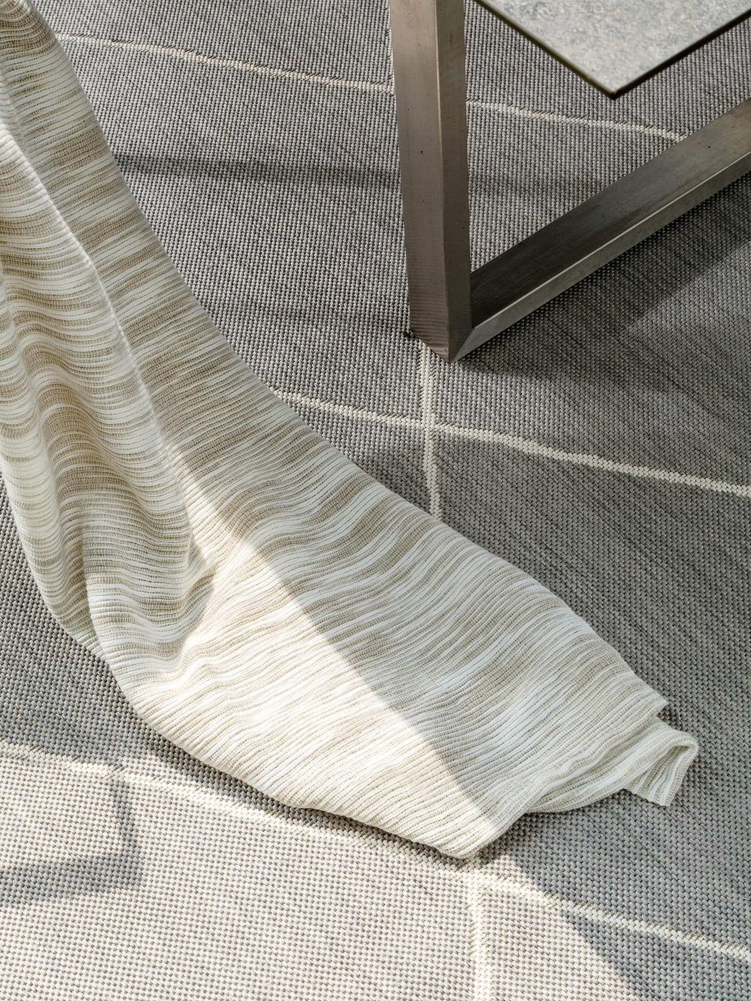 Teppich aus 100% Polypropylen in Grau mit 6 bis 10 mm hohem Flor von benuta Nest