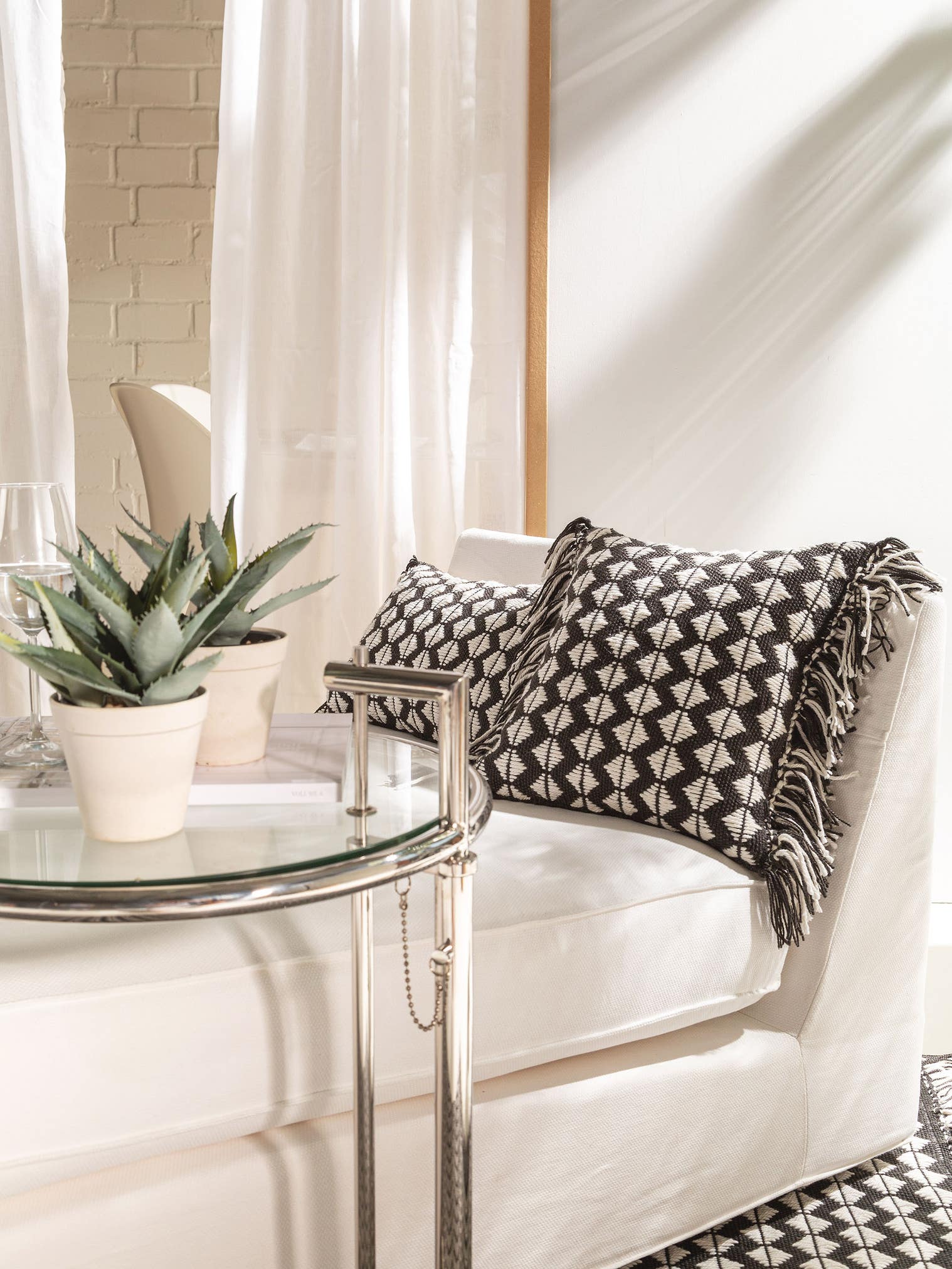 In- & Outdoor cushion Morty Black/White in Geometric design made of 100% Polyester (recycled PET) by benuta Pure