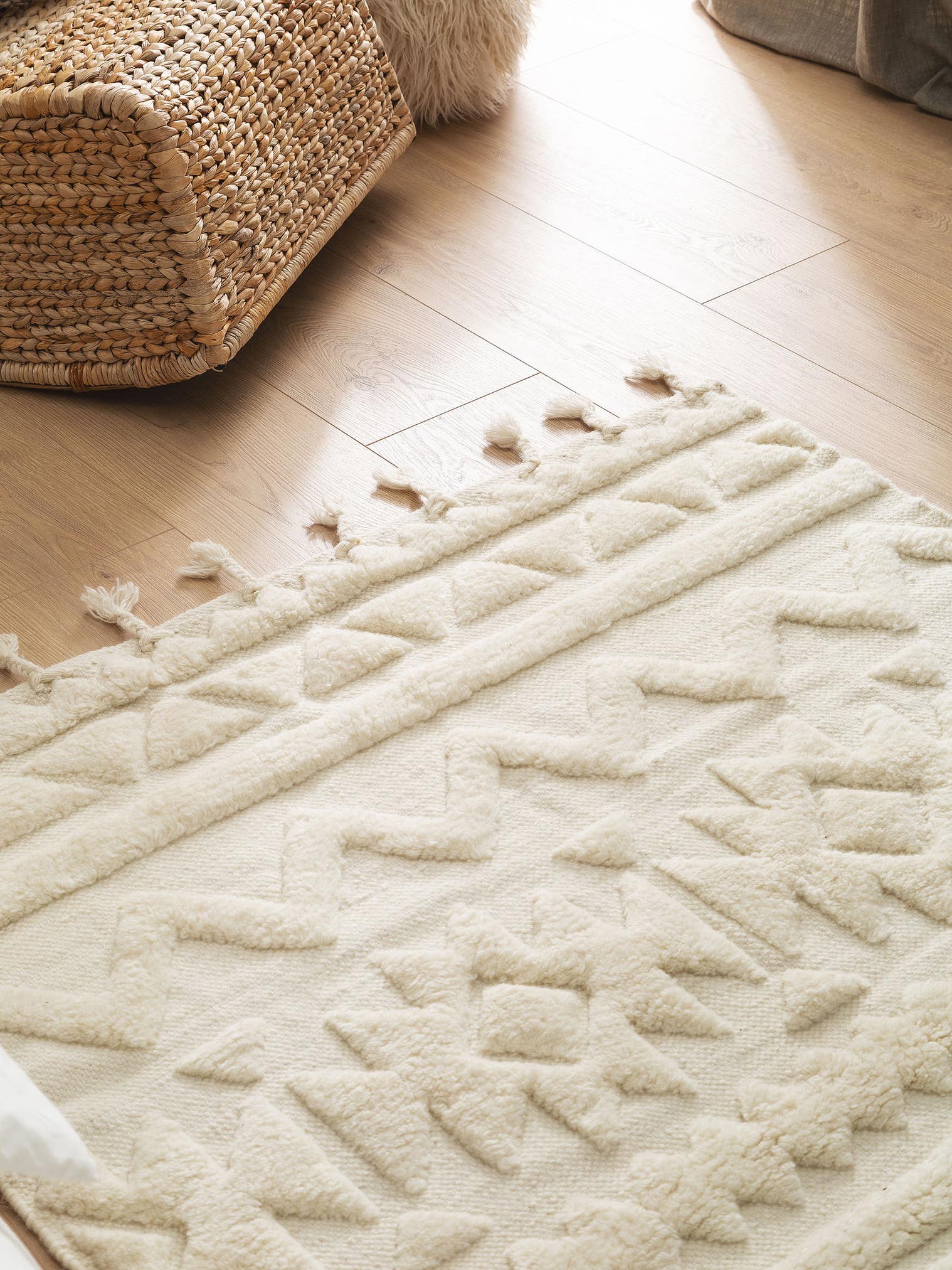 Teppich aus 100% Wolle (aus Neuseeland) in Weiß mit 6 bis 10 mm hohem Flor von Lytte