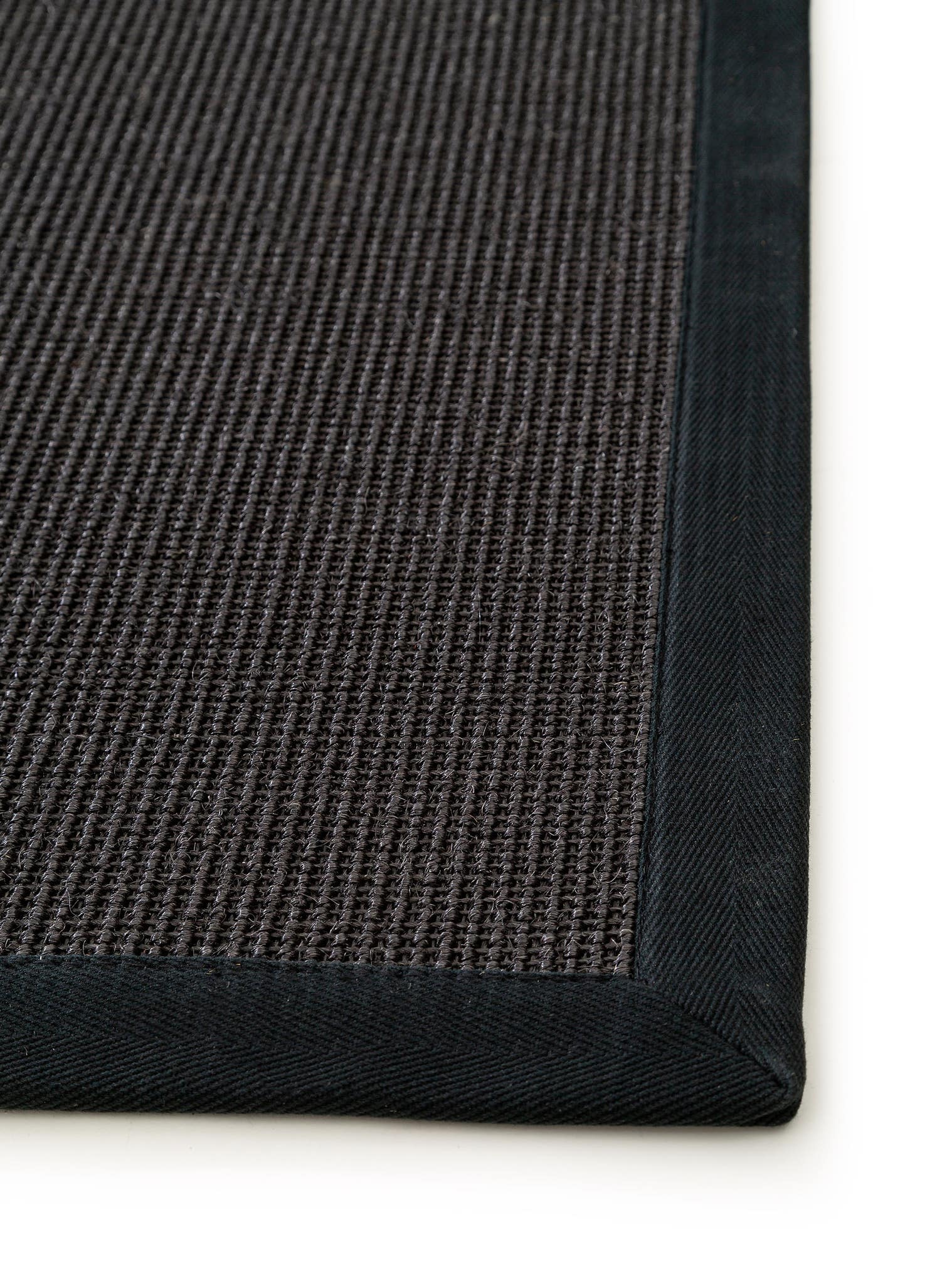 Tappeto di 100% Sisal in Nero con pelo alto 1- 5 mm da benuta Nest