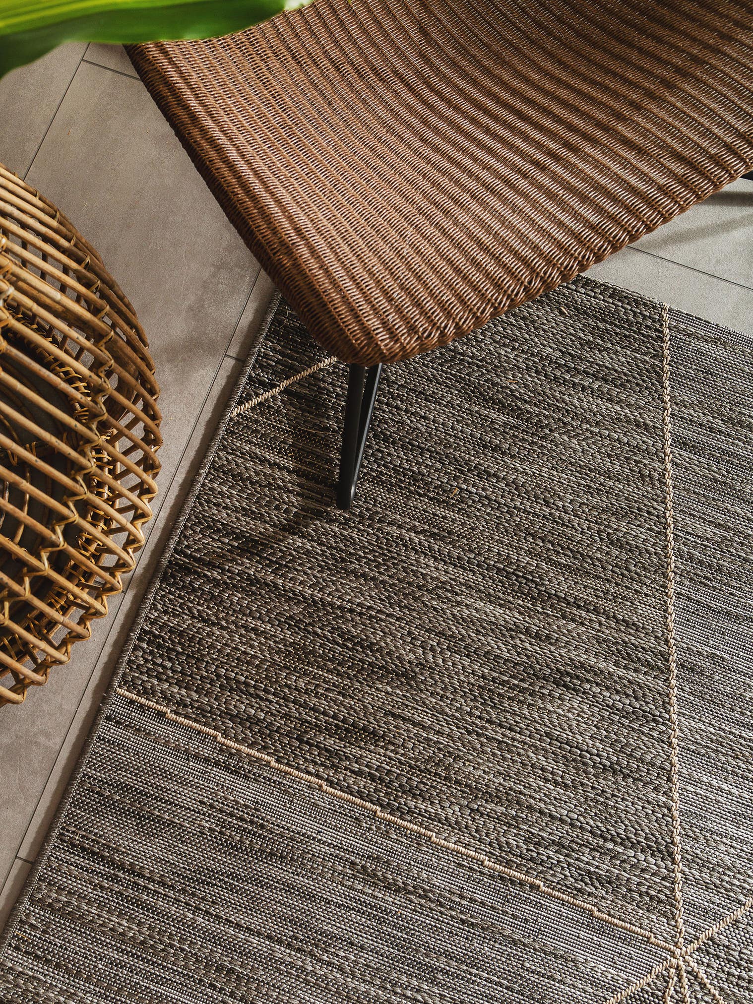 Teppich aus 100% Polypropylen in Grau mit bis 5 mm hohem Flor von benuta Nest
