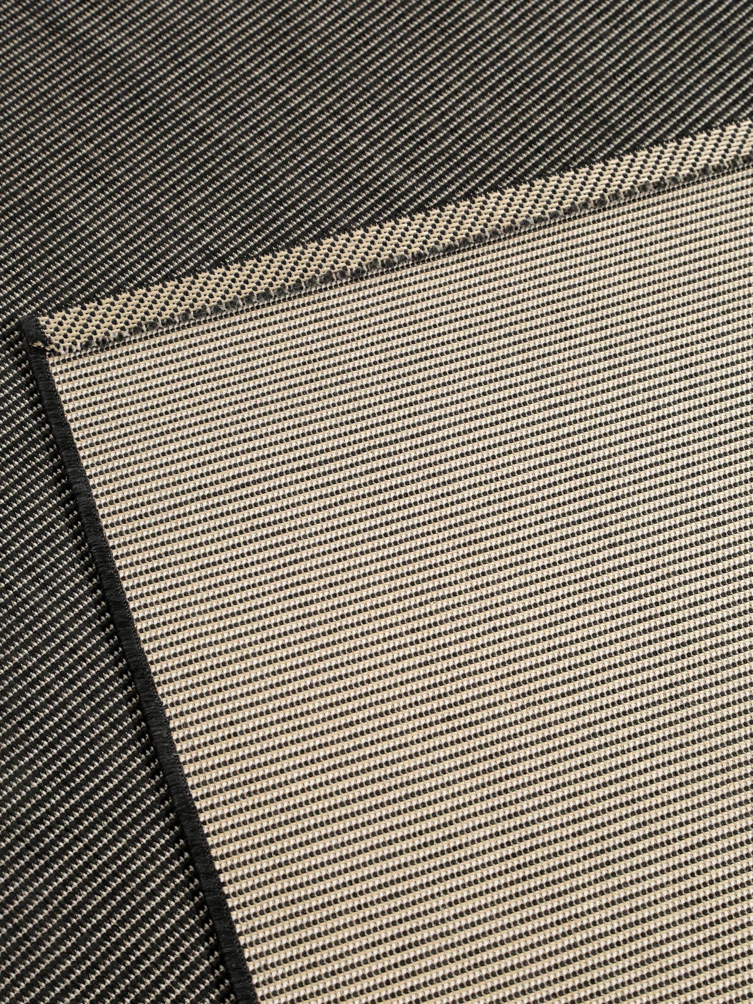 Teppich aus 100% Polypropylen in Schwarz mit 6 bis 10 mm hohem Flor von benuta Nest
