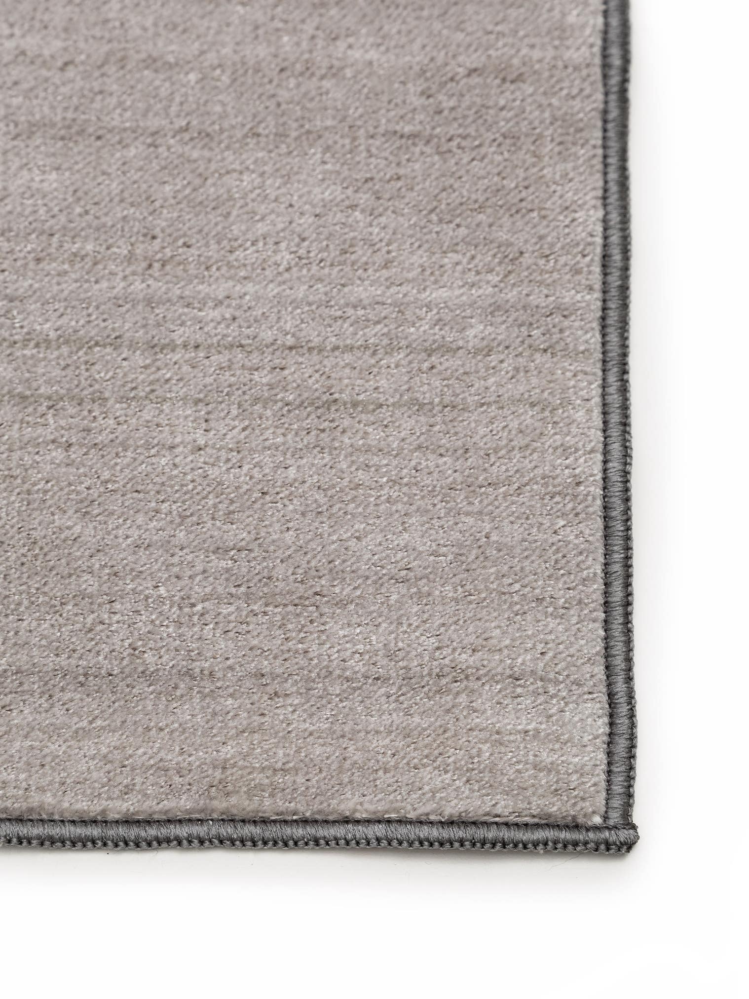 Teppich aus 100% Polyester in Grau mit bis 5 mm hohem Flor von benuta