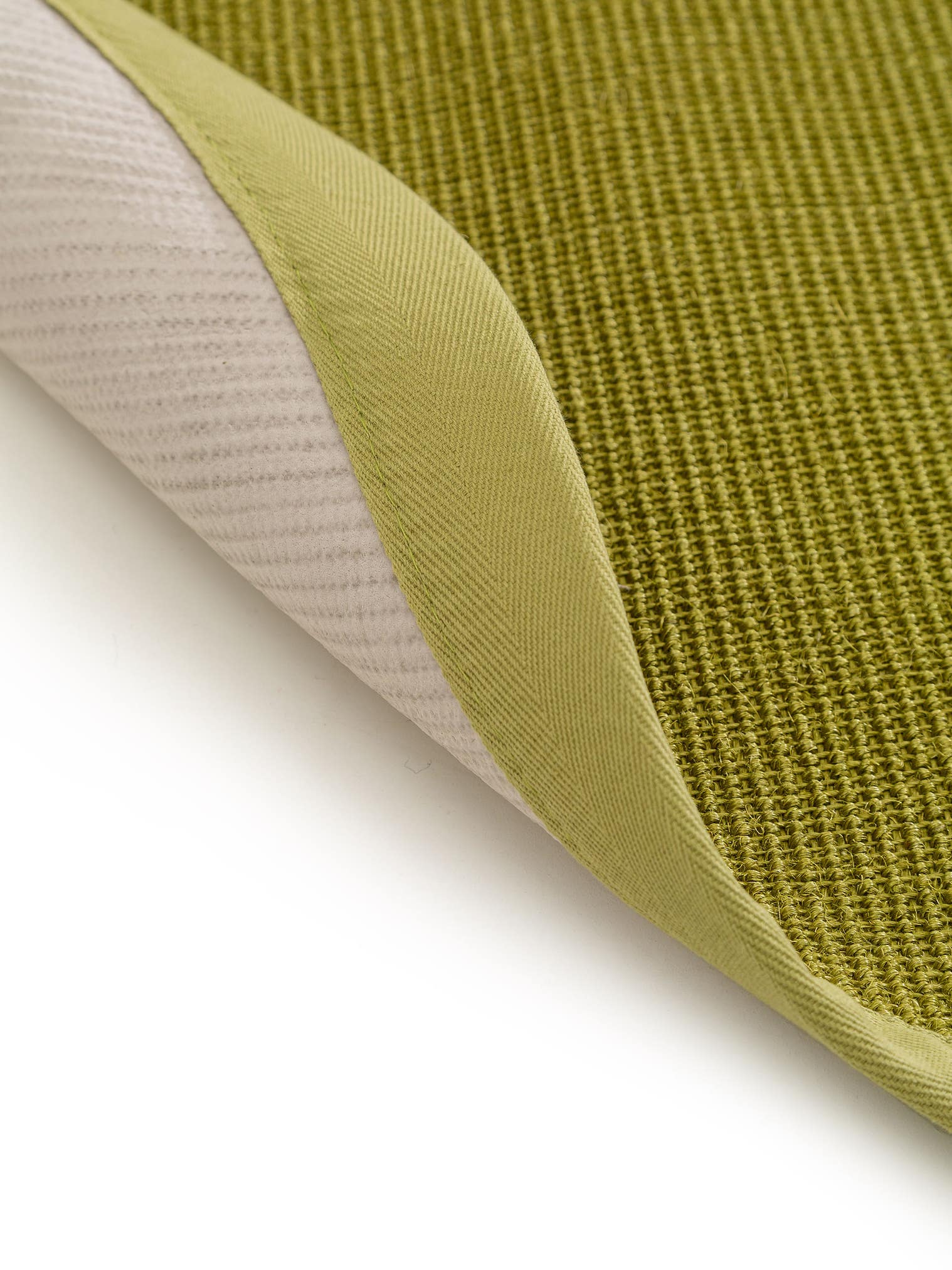 Teppich aus 100% Sisal in Grün mit bis 5 mm hohem Flor von benuta Nest