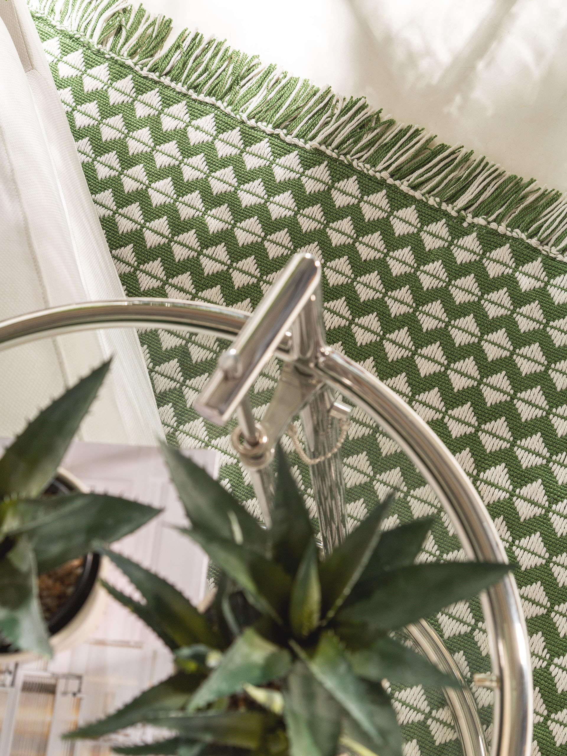 Tapijt van 100% Polyester in Groen met een 1- 5 mm hoge pool van benuta Pure