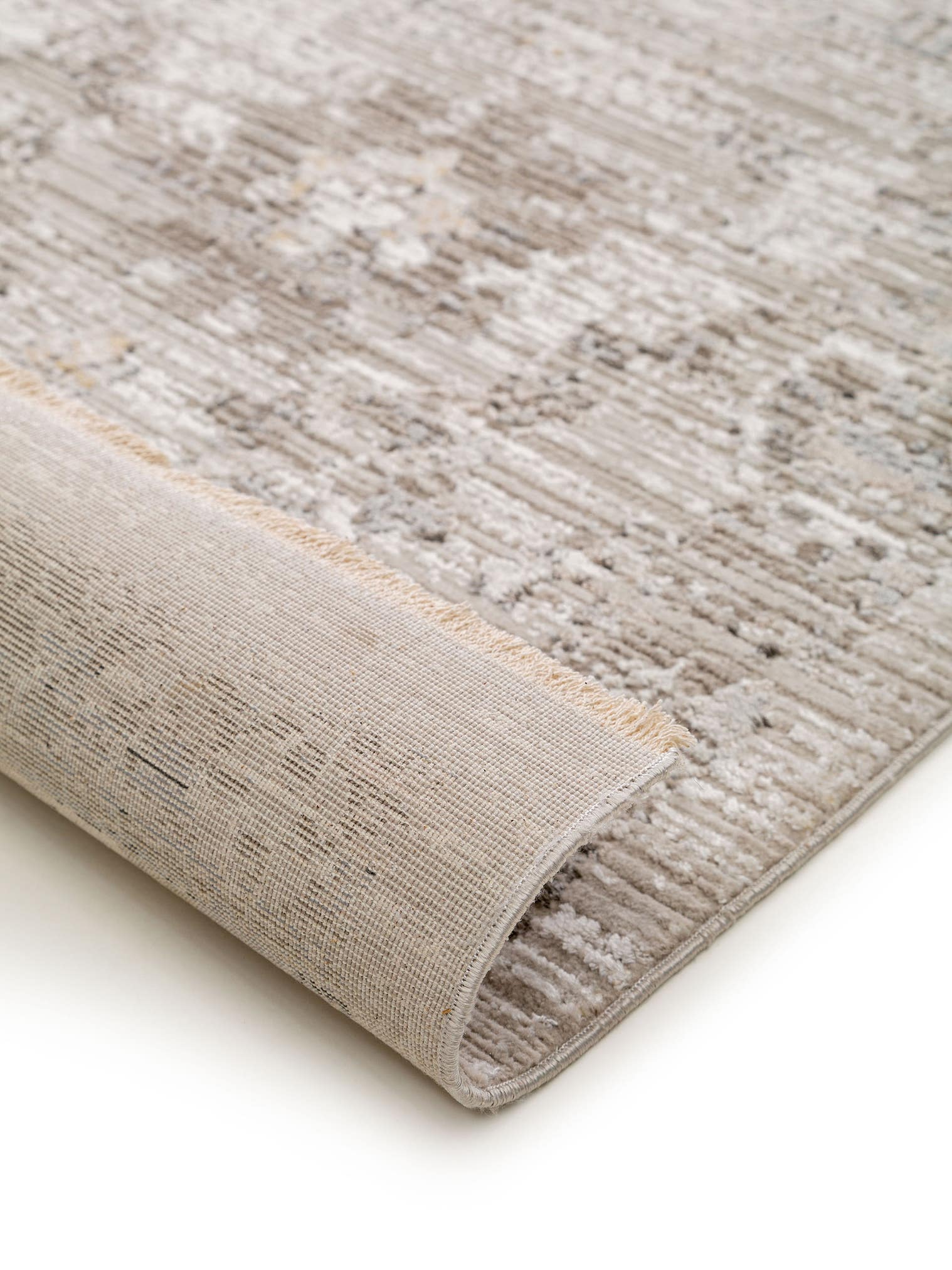 Teppich aus 65% Viskose, 35% Polyester in Grau mit 6 bis 10 mm hohem Flor von benuta