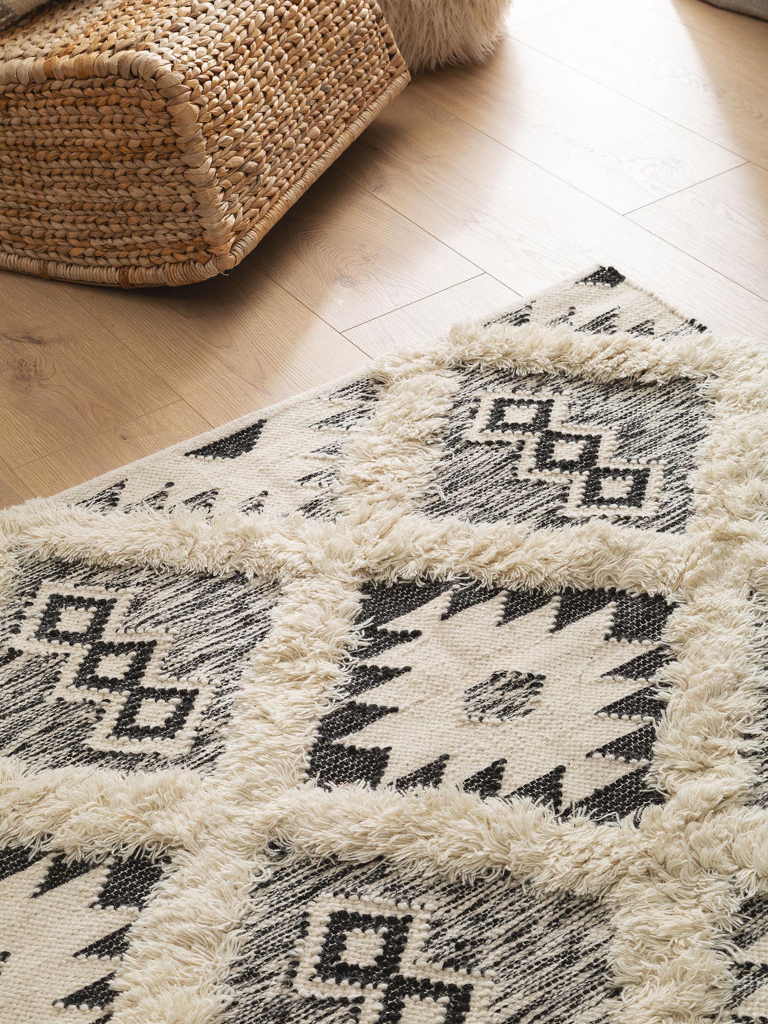 Tapis en 80% laine, 20% coton en Noir & Blanc avec une pile de 11 - 20 mm de hauteur de Lytte