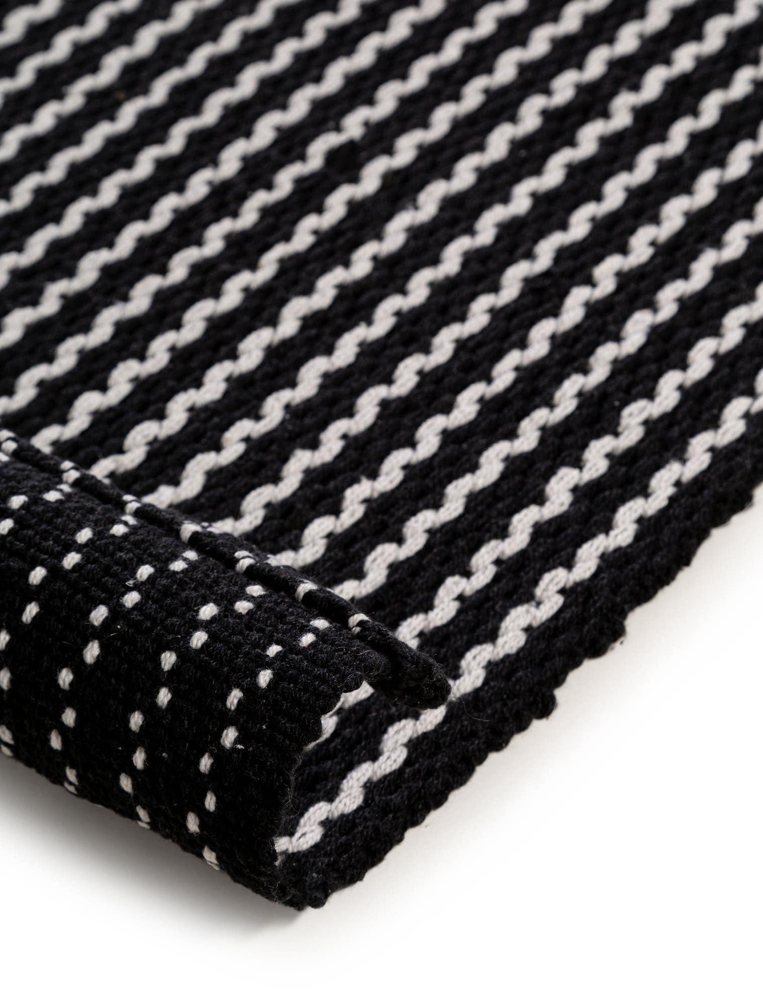 Rug made of 100% Cotton in Black/White with a 1- 5 mm high pile by benuta Nest