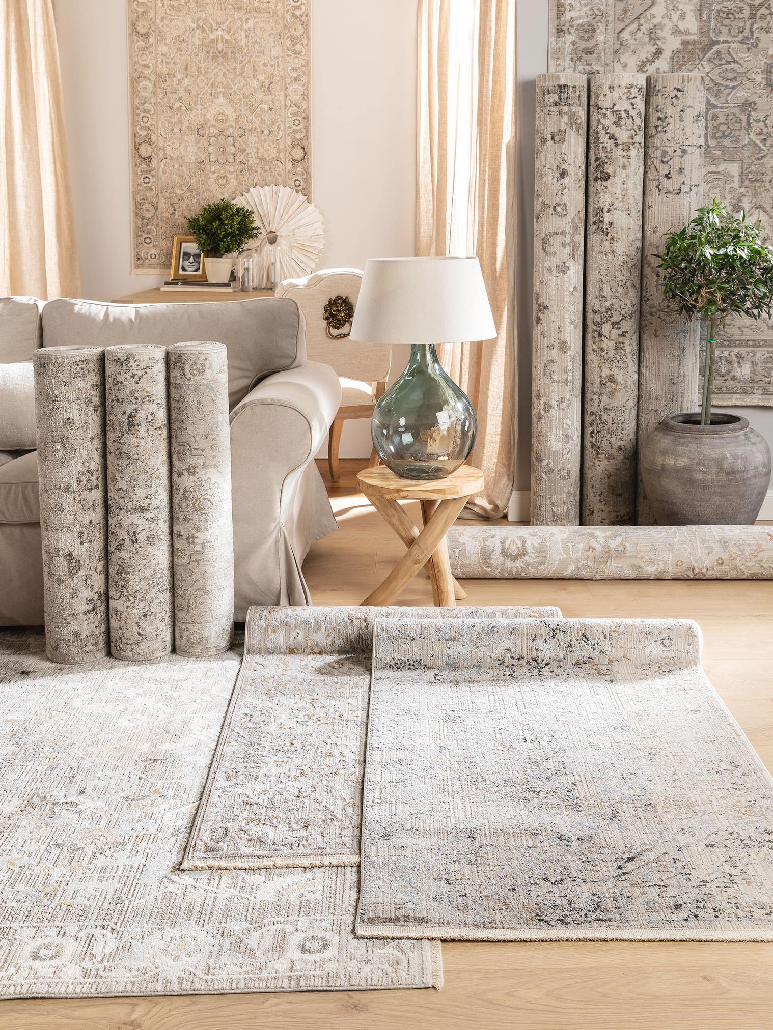 Teppich aus 65% Viskose, 35% Polyester in Grau mit 6 bis 10 mm hohem Flor von benuta