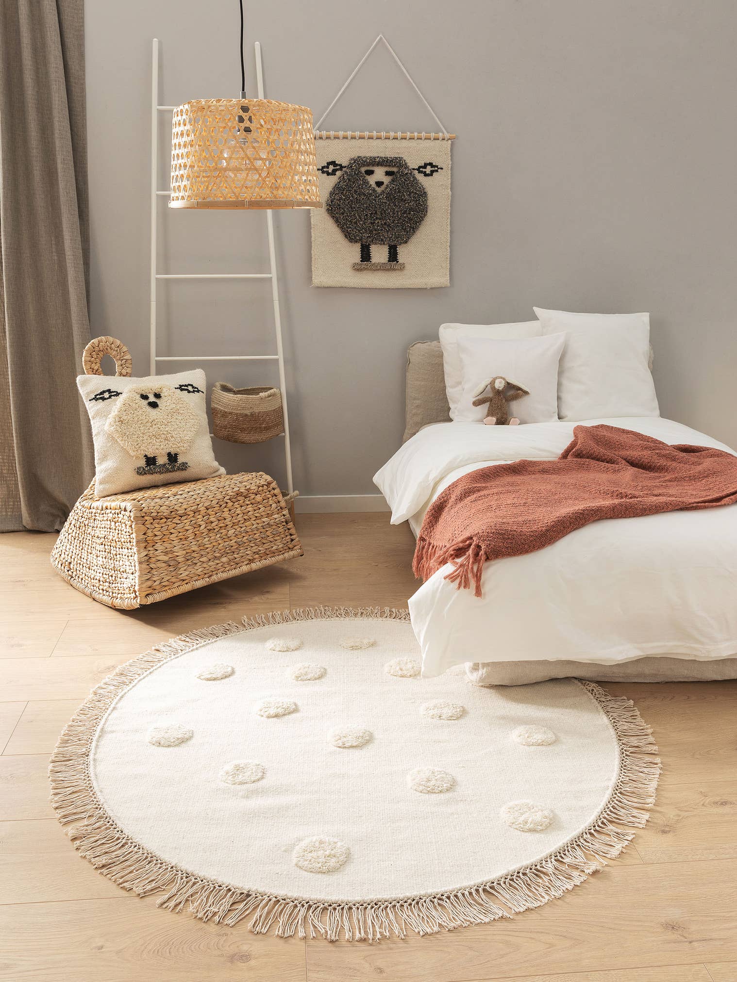 Teppich aus 80% Wolle, 20% Baumwolle in Grau mit 11 bis 20 mm hohem Flor von Lytte