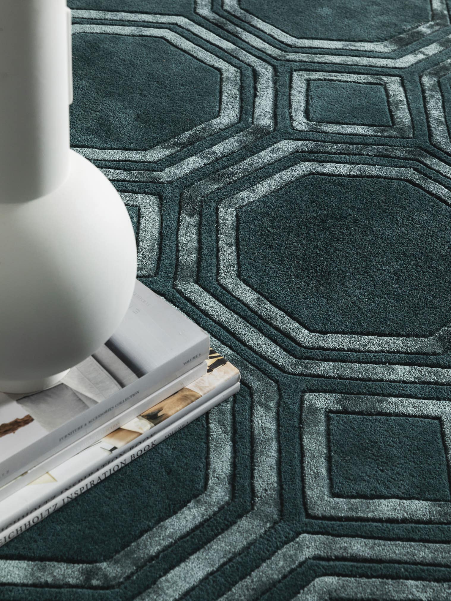 Teppich aus 70% Wolle, 30% Viskose in Grün mit 11 bis 20 mm hohem Flor von benuta Finest
