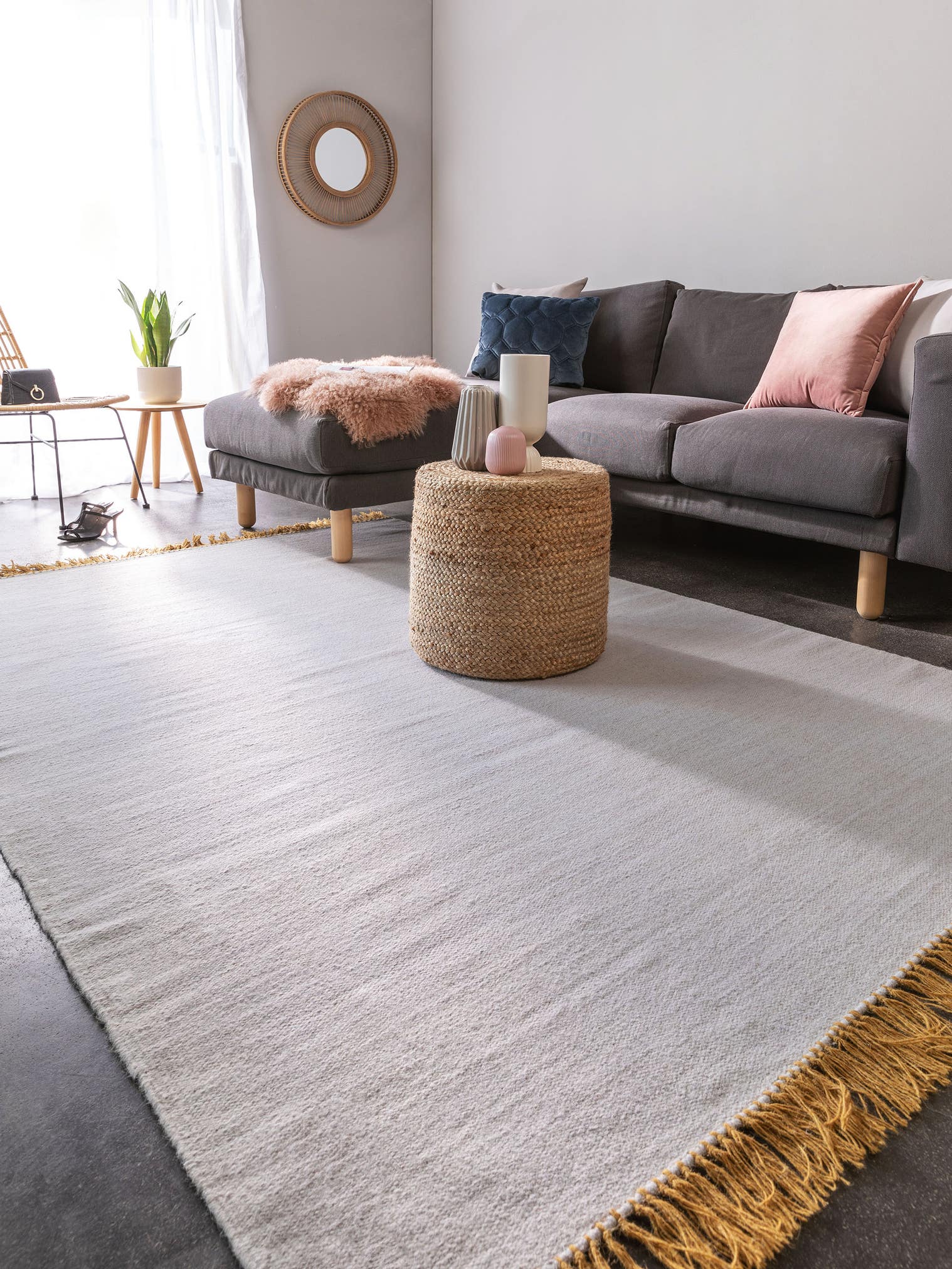 Teppich aus 90% Wolle, 10% Baumwolle in Grau mit bis 5 mm hohem Flor von benuta Pop