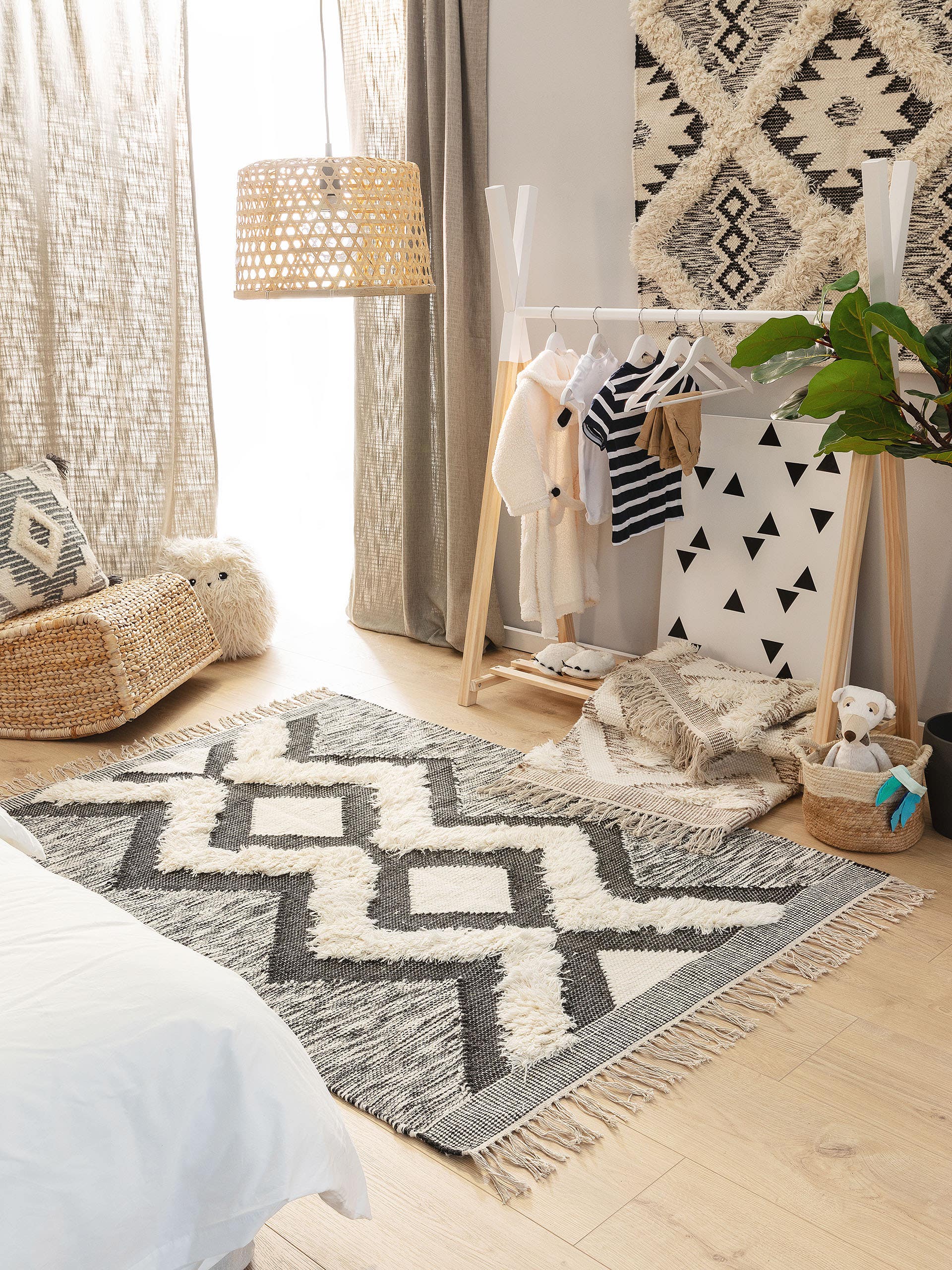 Rug made of 80% wool, 20% cotton in Black/White with a 11 - 20 mm high pile by Lytte