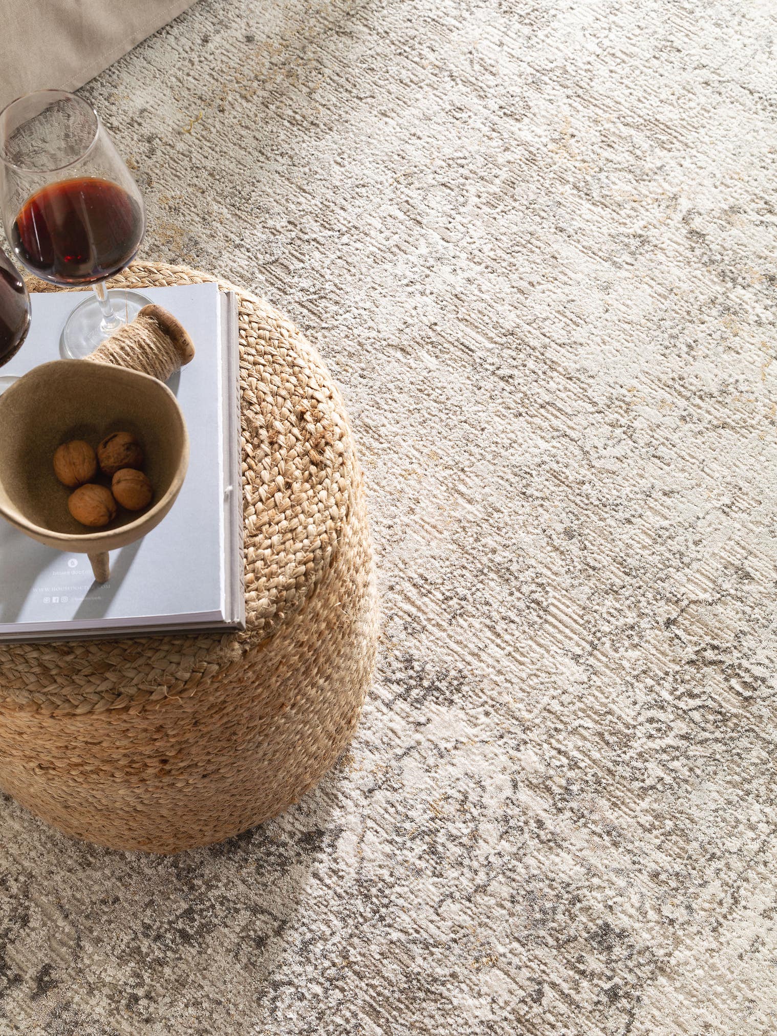 Teppich aus 65% Viskose, 35% Polyester in Grau mit 6 bis 10 mm hohem Flor von benuta Nest