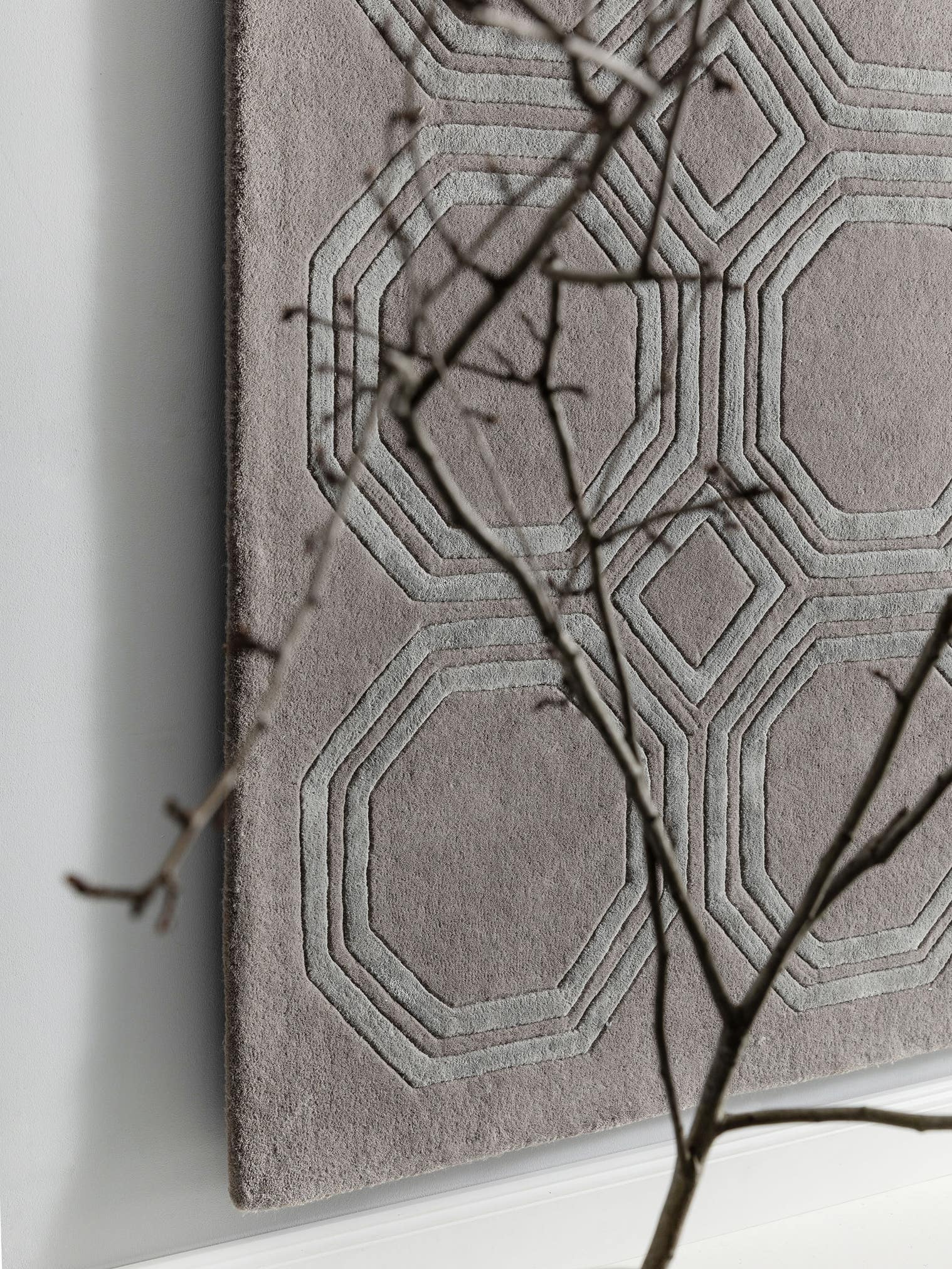 Teppich aus 70% Wolle, 30% Viskose in Grau mit 11 bis 20 mm hohem Flor von benuta Finest