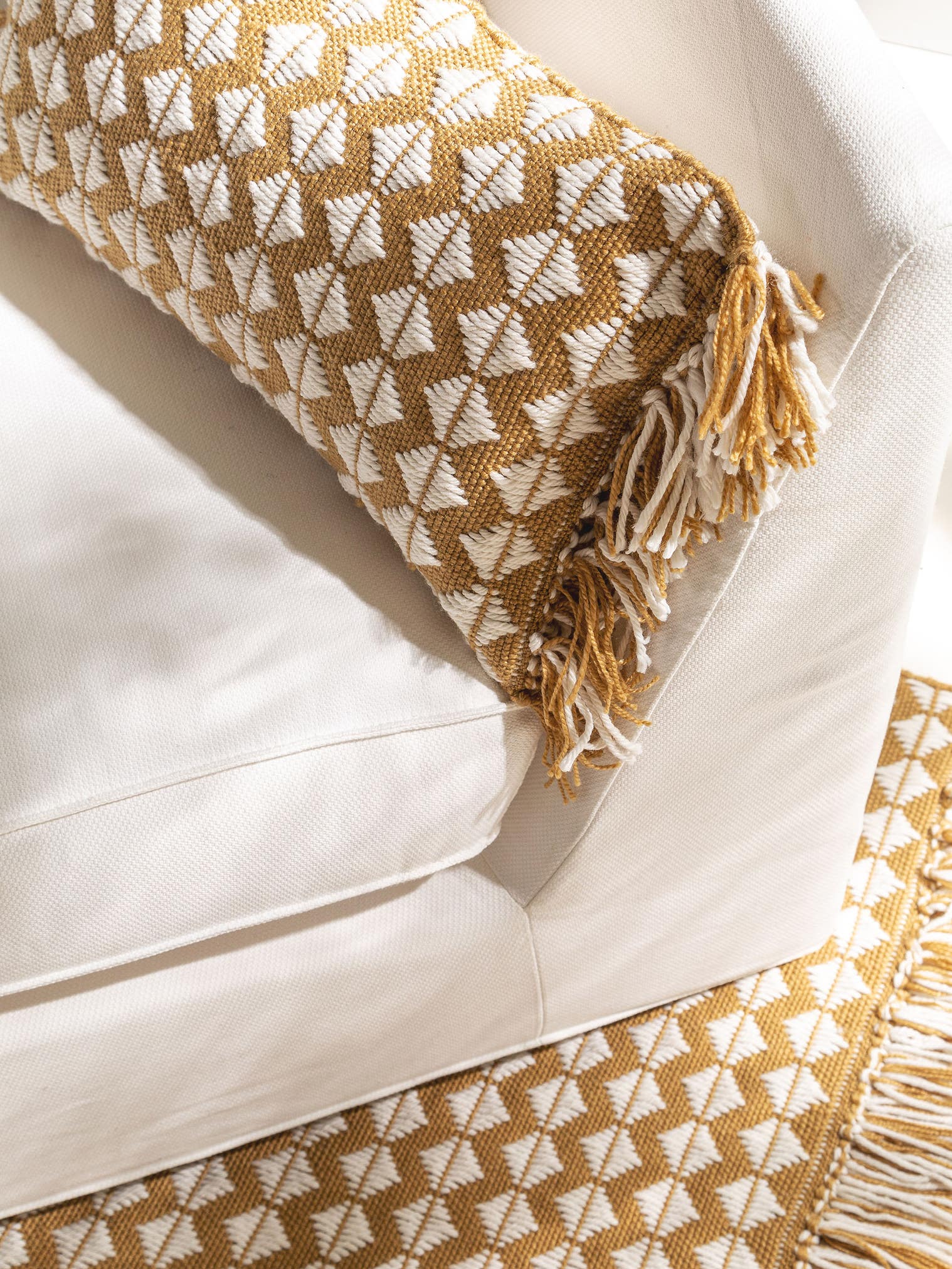 In- & Outdoor Kissen Morty Gelb im Design Geometrisch aus 100% Polyester (recyceltes PET) von benuta Pure