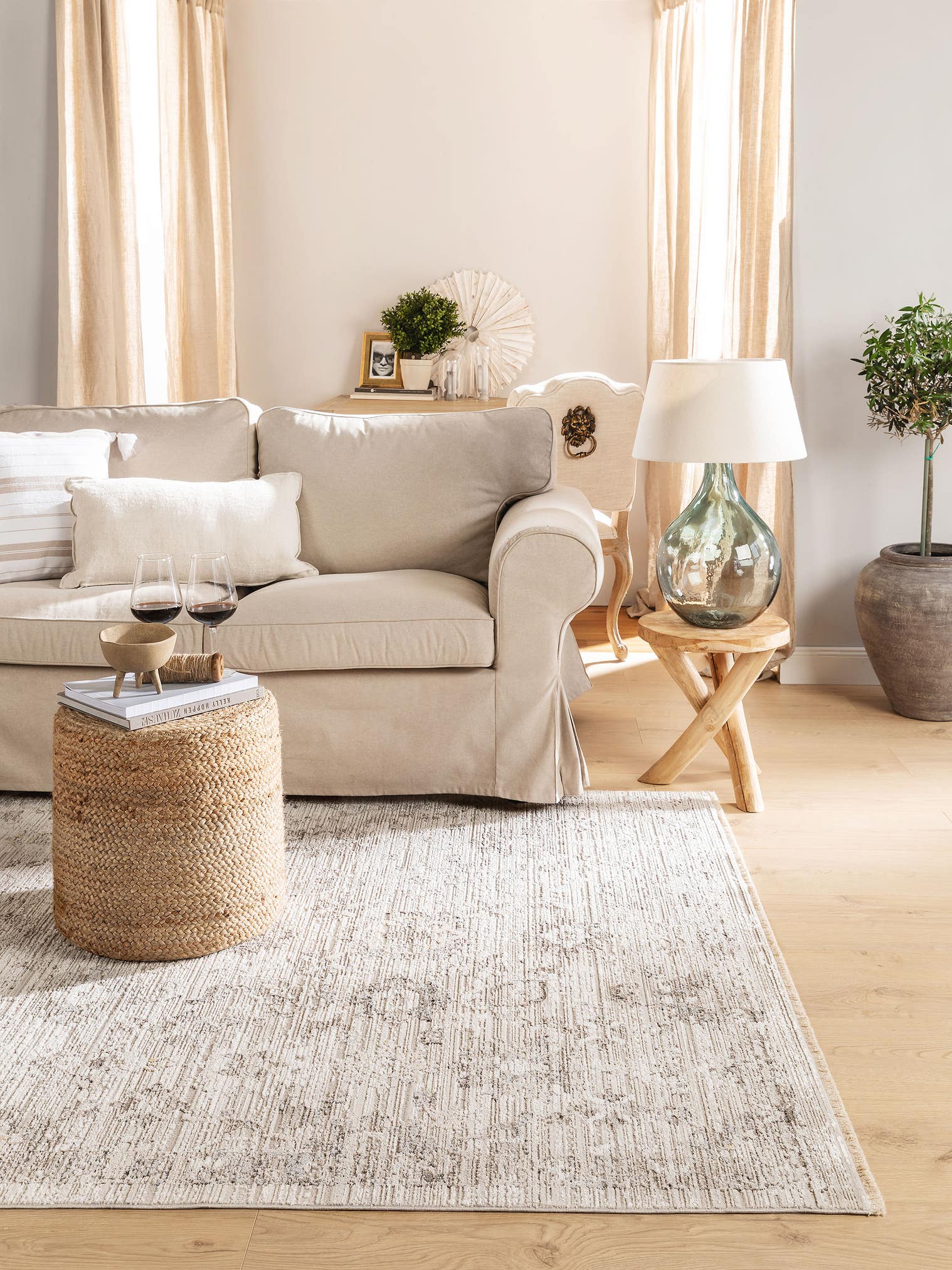 Teppich aus 65% Viskose, 35% Polyester in Grau mit 6 bis 10 mm hohem Flor von benuta