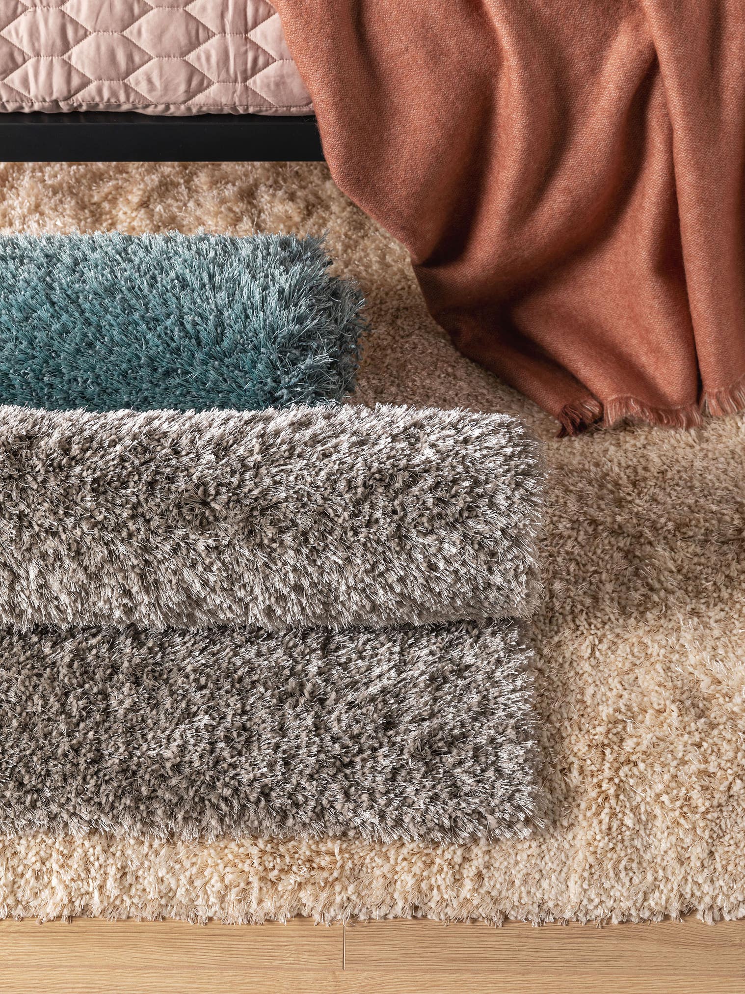 Teppich aus 50% Polyester, 50% Polypropylen in Grau mit 41 bis 50 mm hohem Flor von benuta