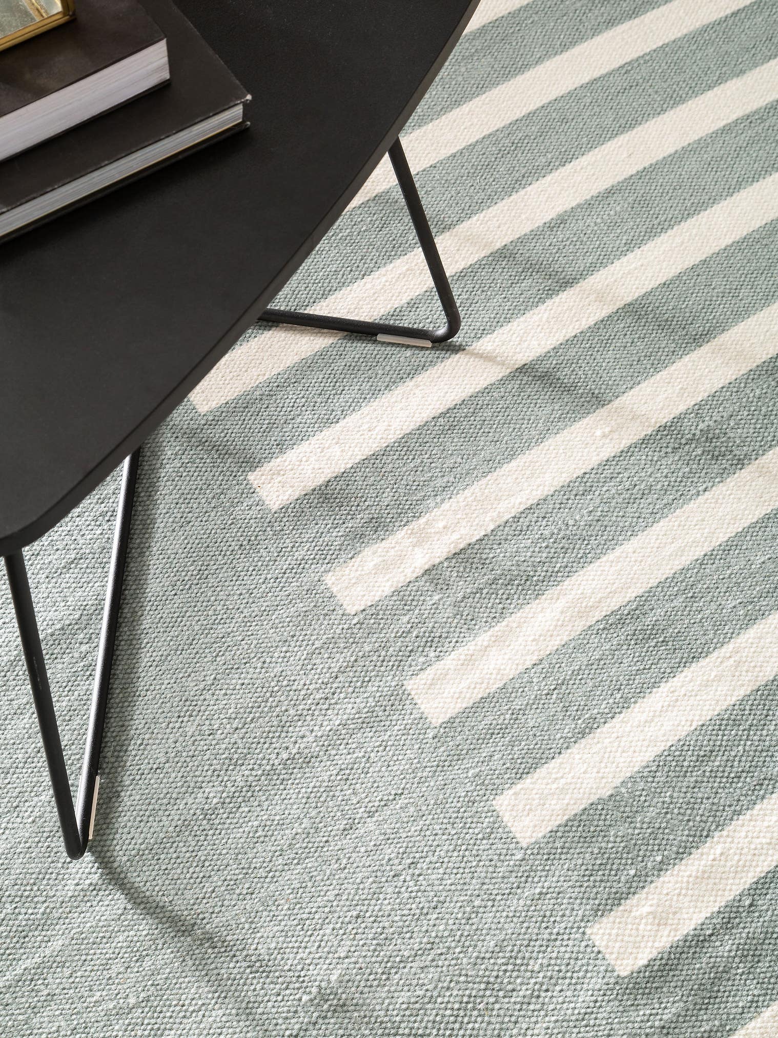 Teppich aus 100% Wolle in Grün mit bis 5 mm hohem Flor von benuta
