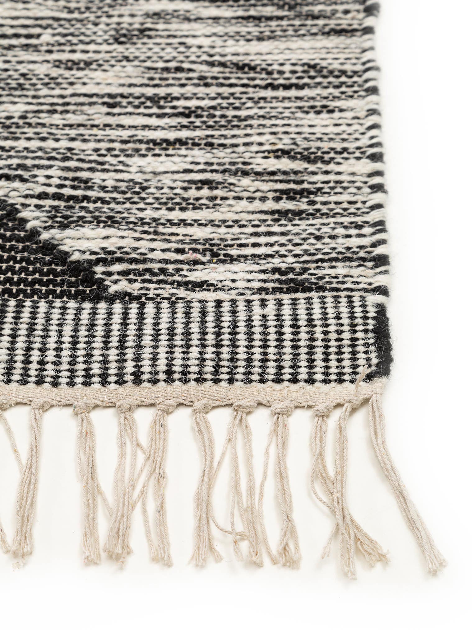 Teppich aus 80% Wolle, 20% Baumwolle in Grau mit 11 bis 20 mm hohem Flor von Lytte
