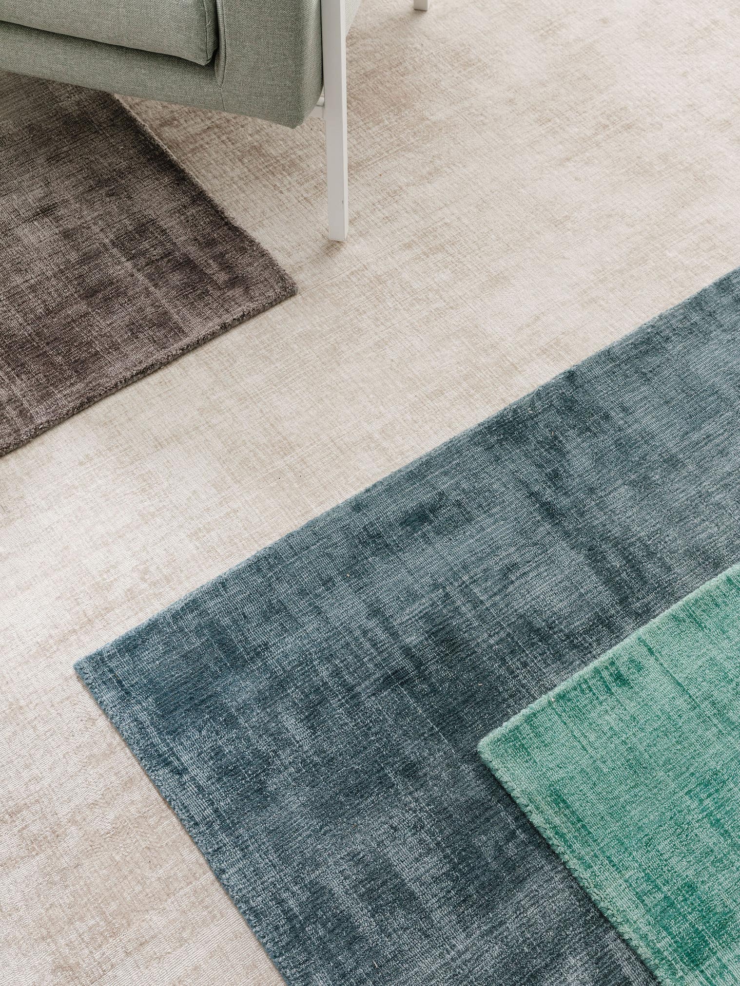 Tapijt van 100% Viscose in Beige met een 6 - 10 mm hoge pool van benuta Finest
