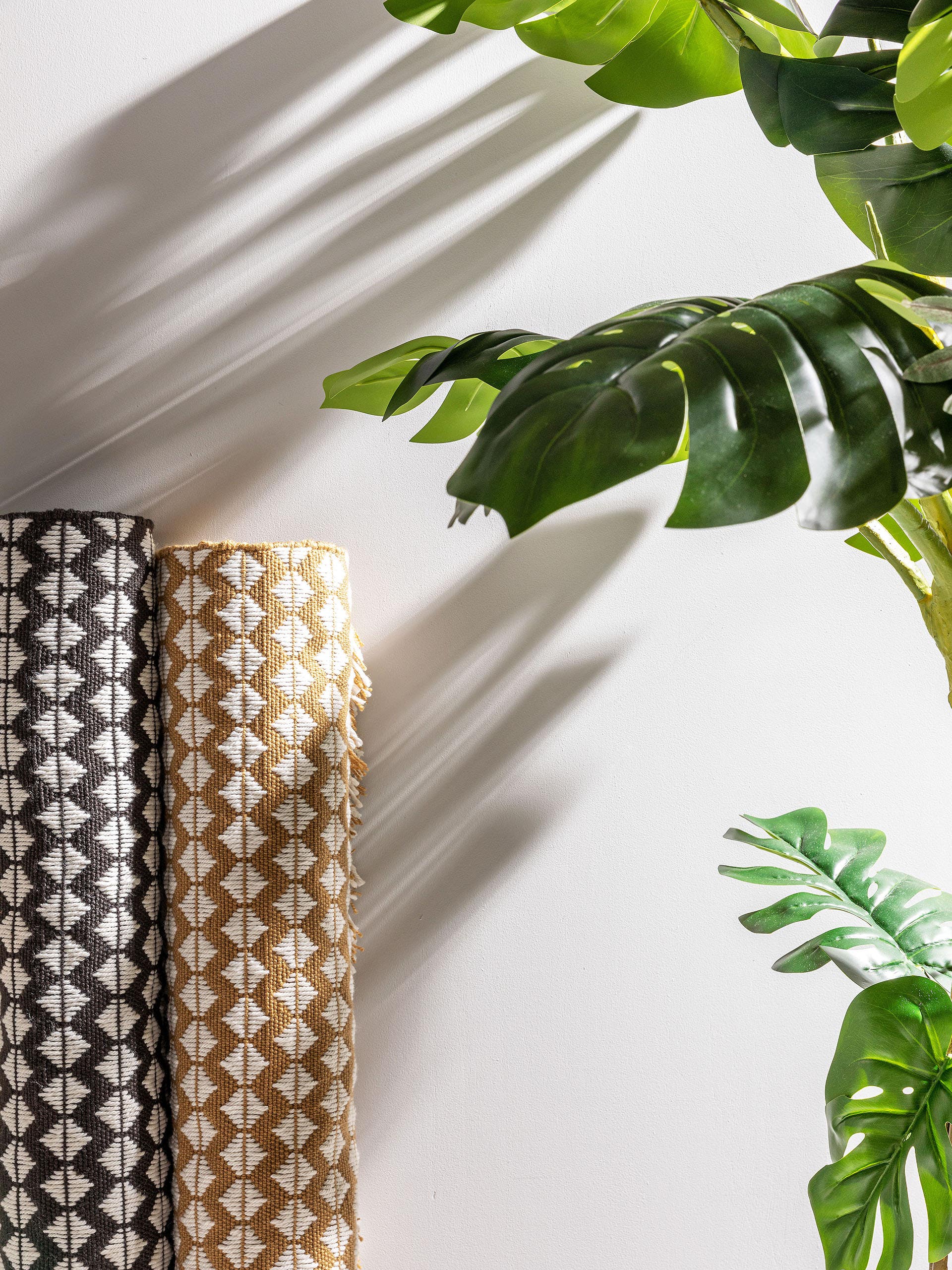 Matta av 100% Polyester i Svart/vit med 1- 5 mm hög lugg från benuta Pure