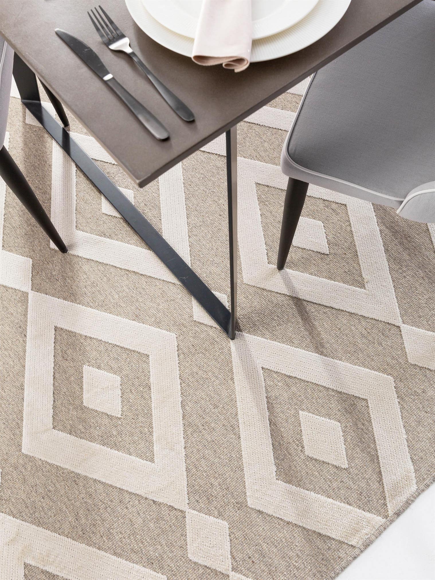 Tæppe af 100% Viskose i Beige med 1- 5 mm høj luv fra benuta Pure